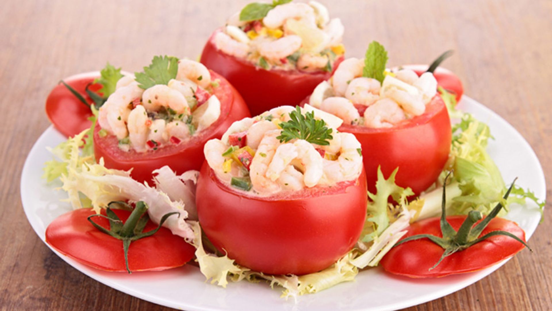 Tomates rellenos de cóctel de marisco