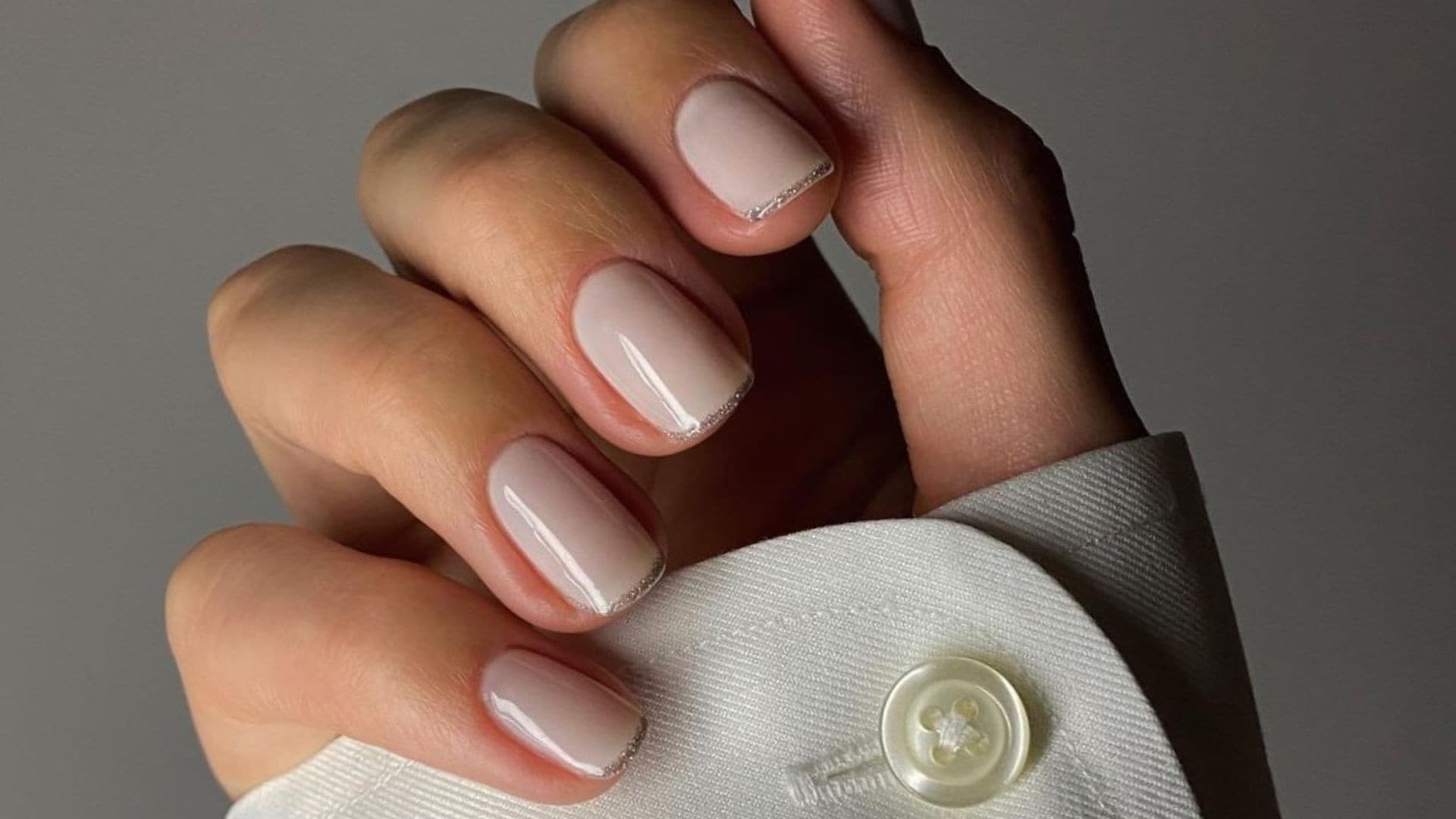Uñas minimalistas con un toque festivo: 15 manicuras elegantes que no pasan desapercibidas