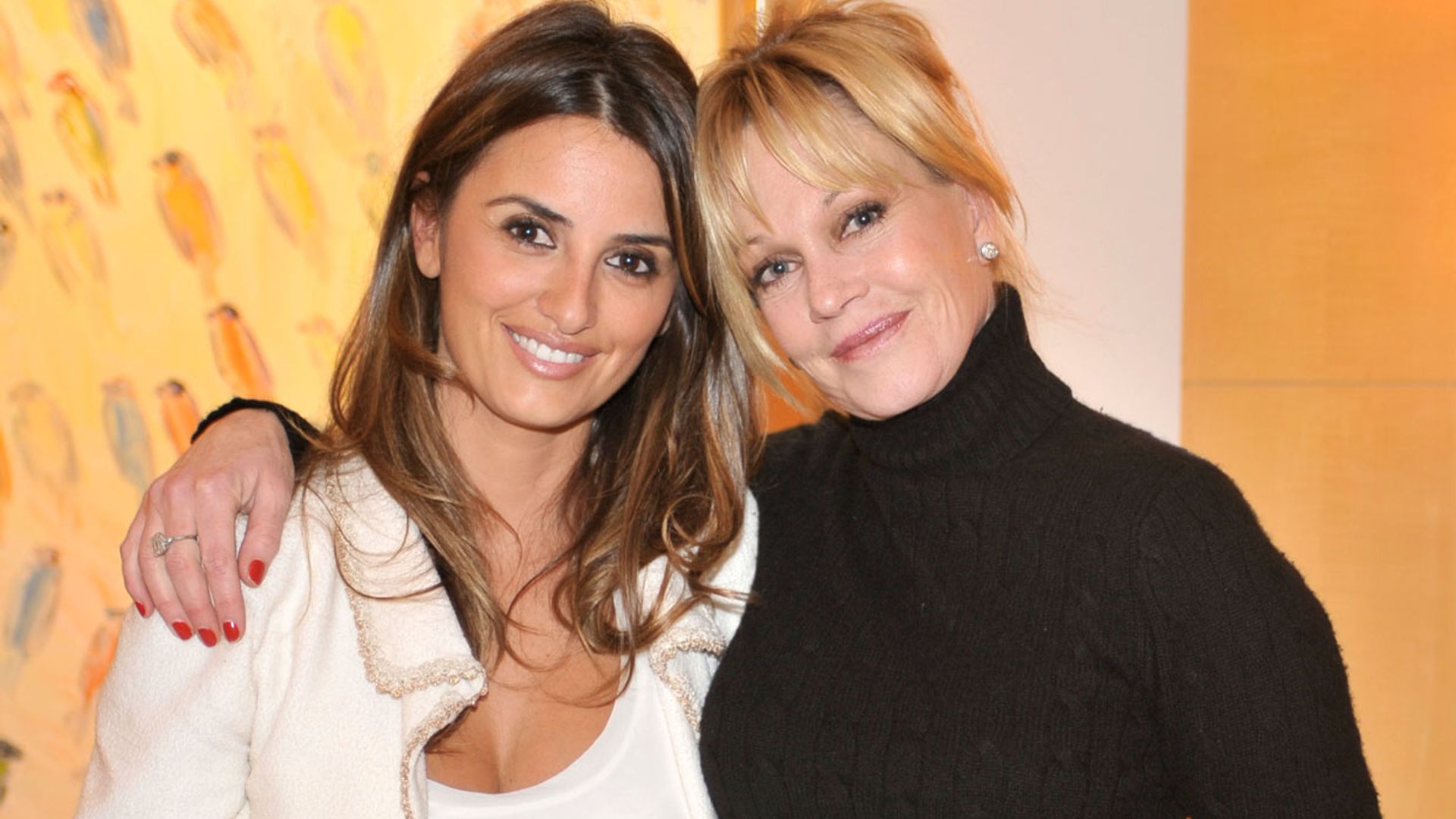 El cariñoso gesto de Melanie Griffith con su gran amiga Penélope Cruz a su llegada a Venecia