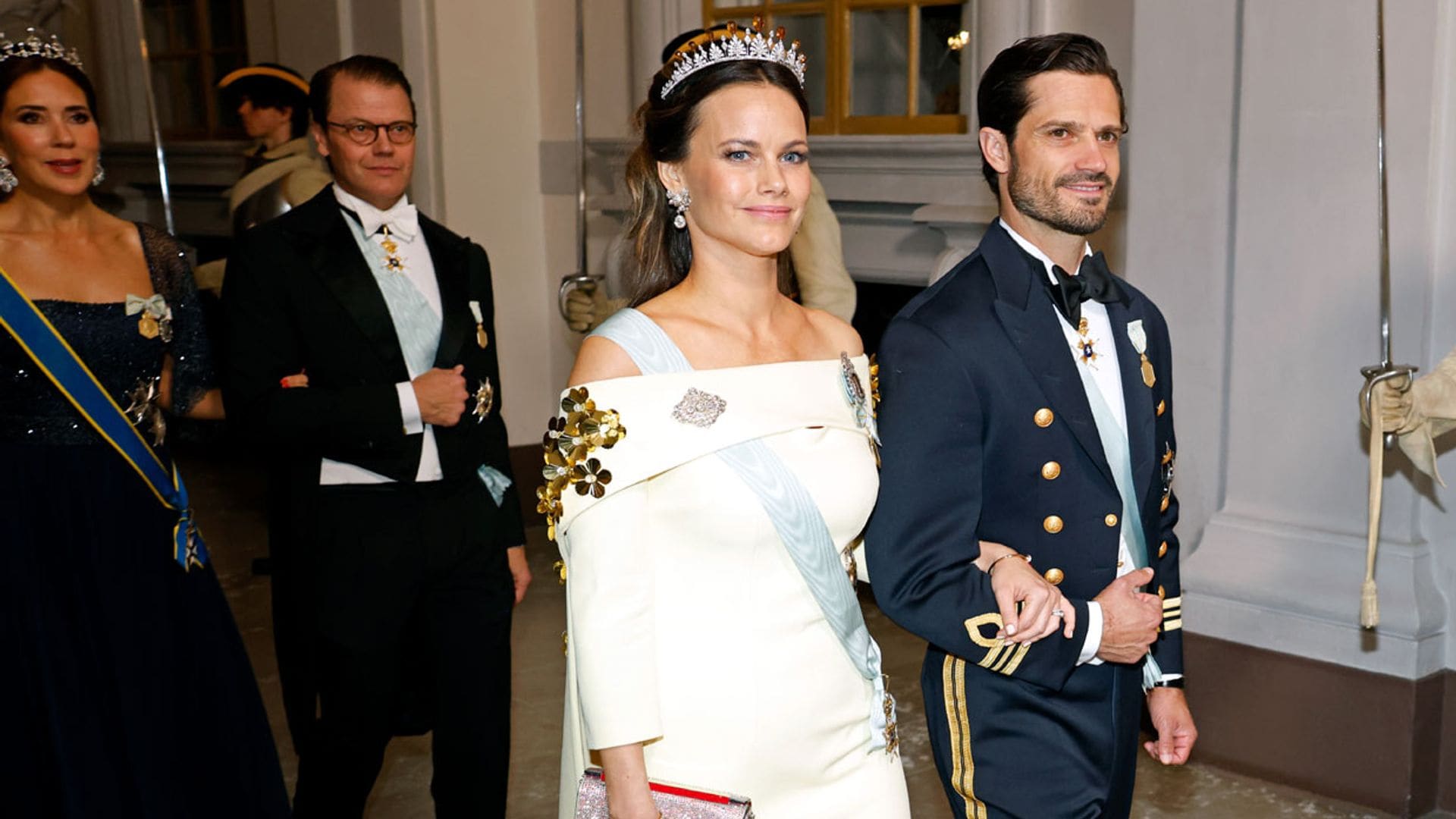 Desfile de tiaras y fabulosos vestidos entre las 'royals' durante la gran cena de gala en Suecia