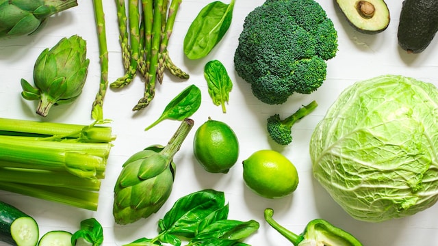 Vegetales alcachofas, espárragos, pepinos y otras verduras verdes