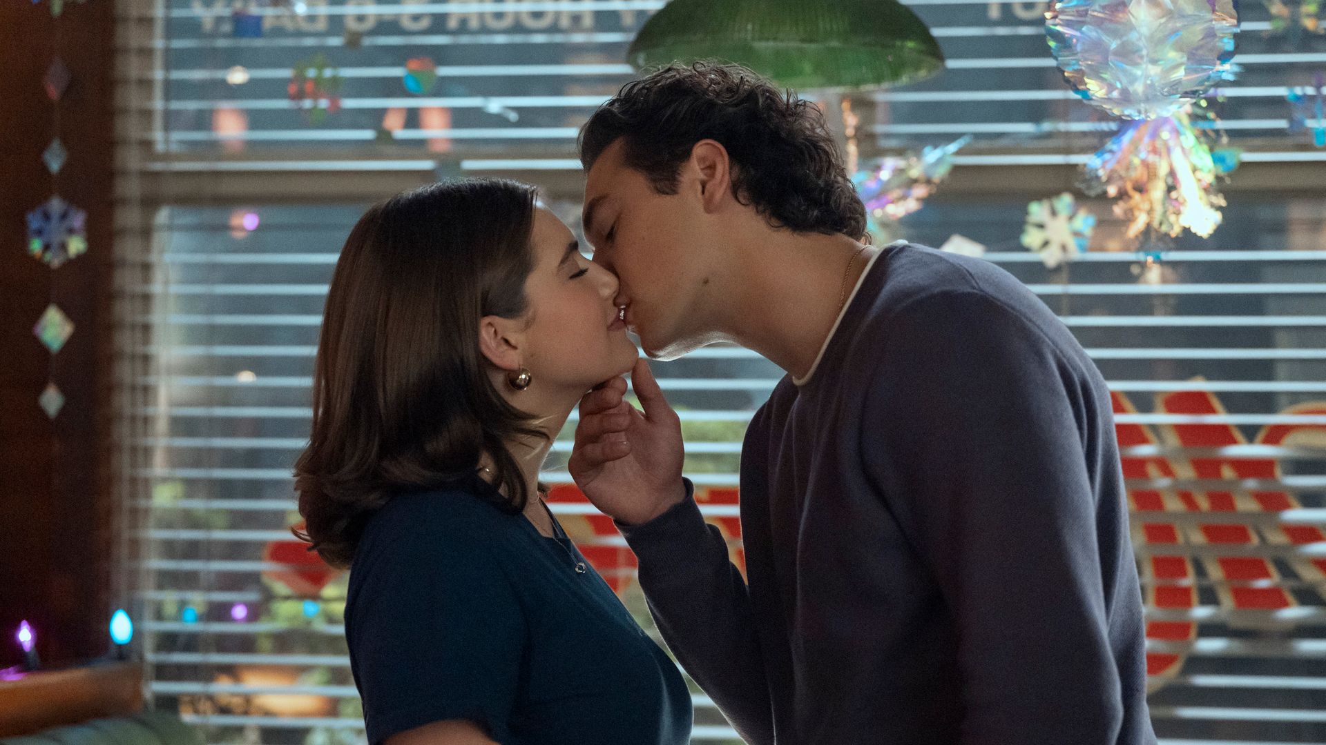 Un beso entre ambos desata una química innegable y cambia el pacto