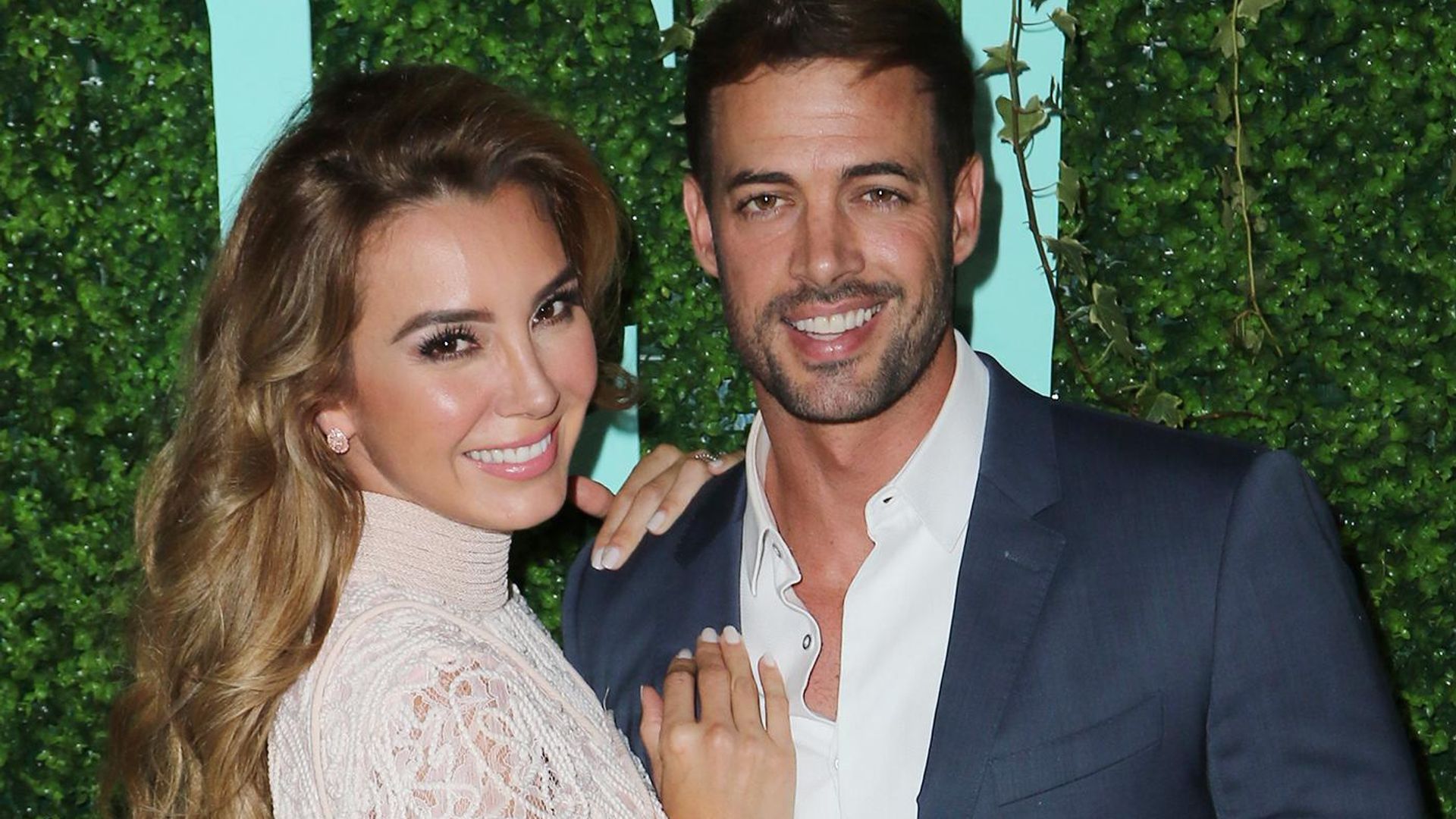 William Levy y Elizabeth Gutiérrez, de viaje juntos y con looks a juego
