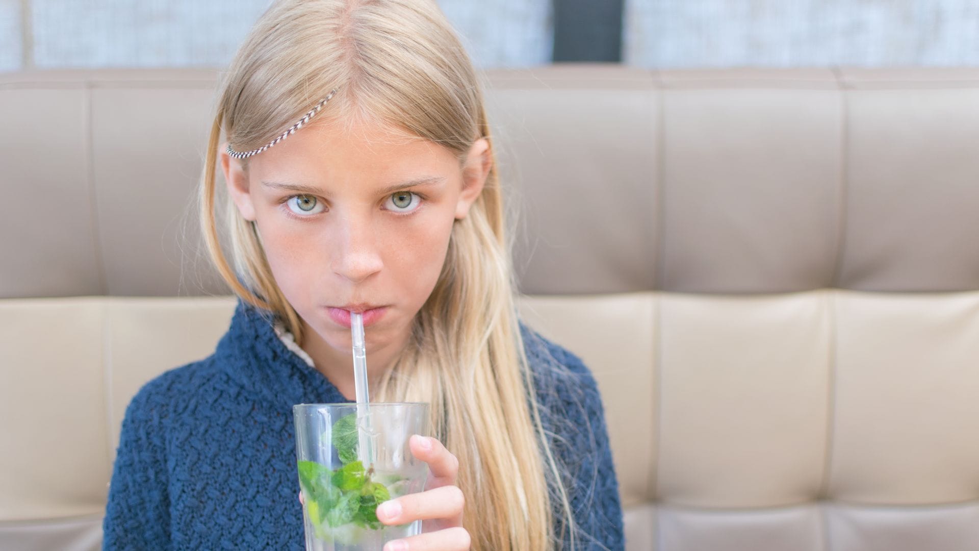 Adolescente con un mojito