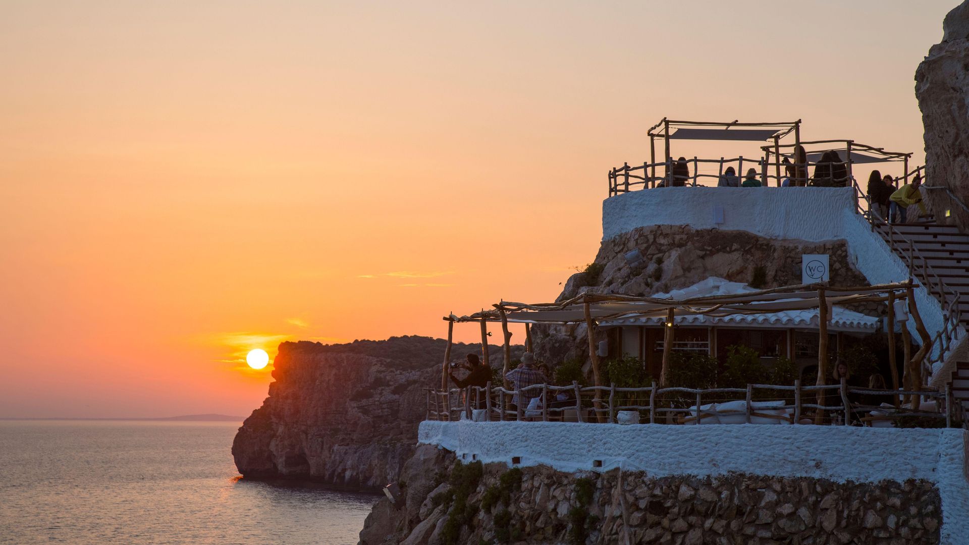 Atardecer desde la impresionante cueva d'en Xoroi en Menorca