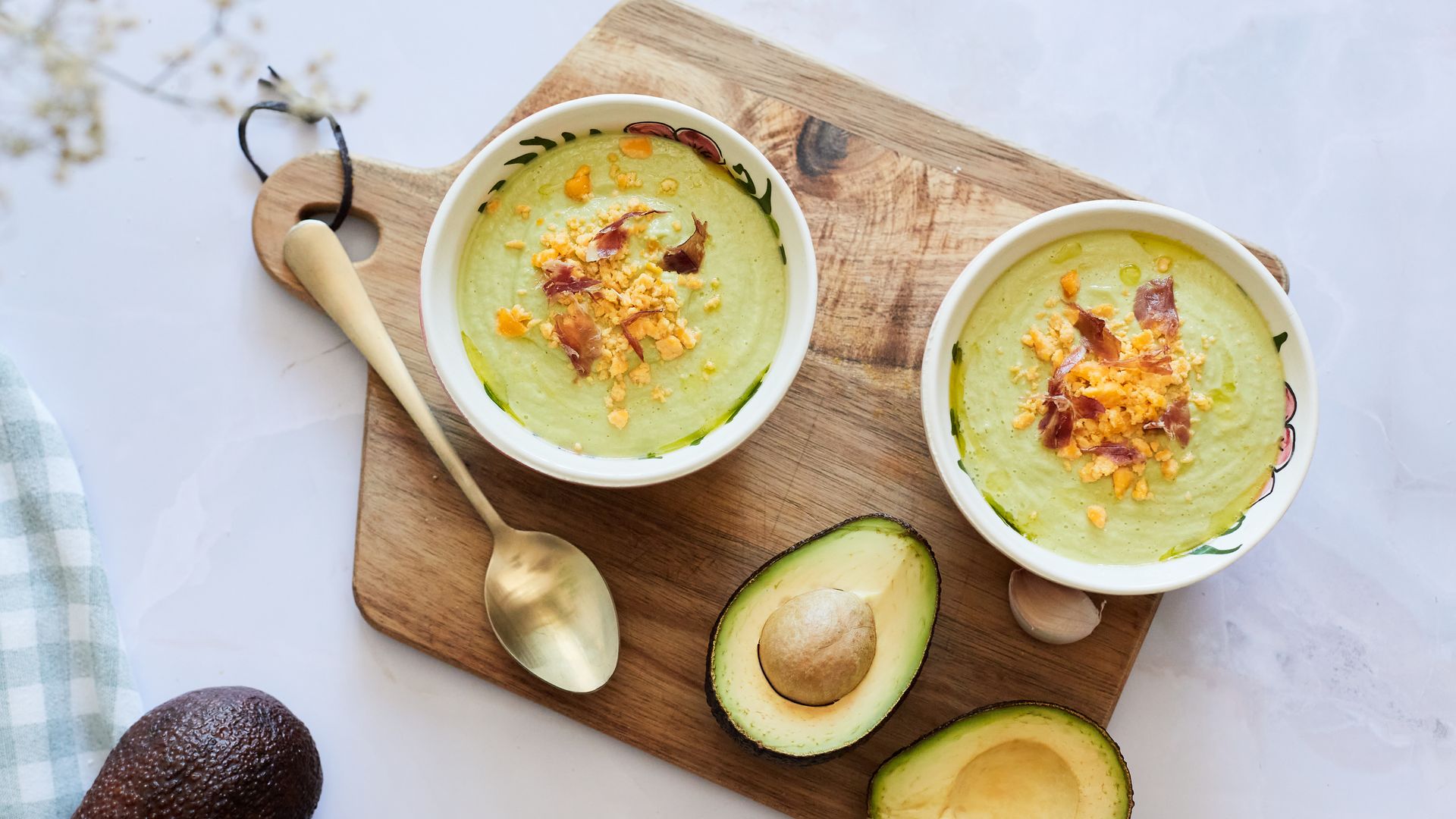 Salmorejo de aguacate