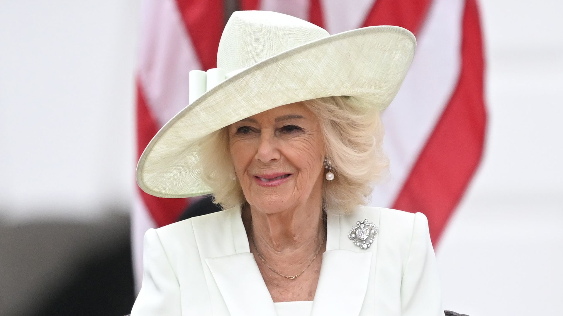 La reina Camilla reaparece con el histórico broche de diamantes de Isabel II junto a Melania Trump