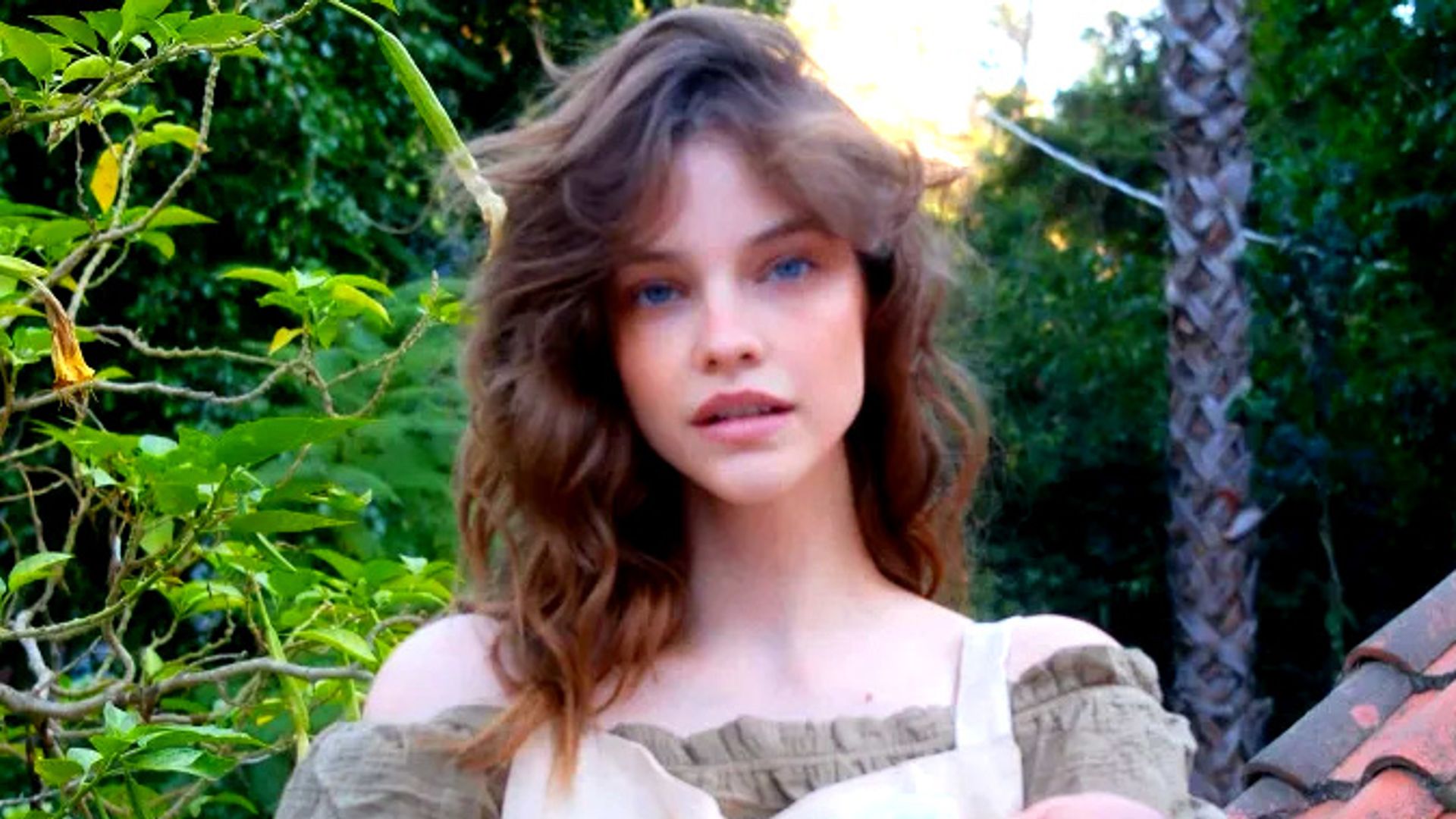 ​Las tiernas imágenes de Barbara Palvin con su hija un mes después de dar a luz, como dos ninfas en la Tierra Media