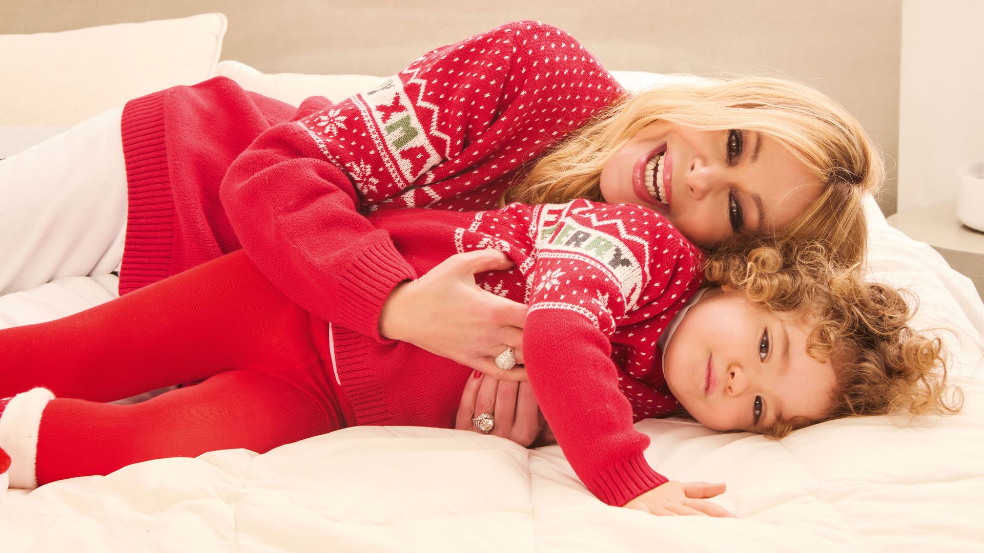 Ana Obregón abrazando a su nieta encima de la cama