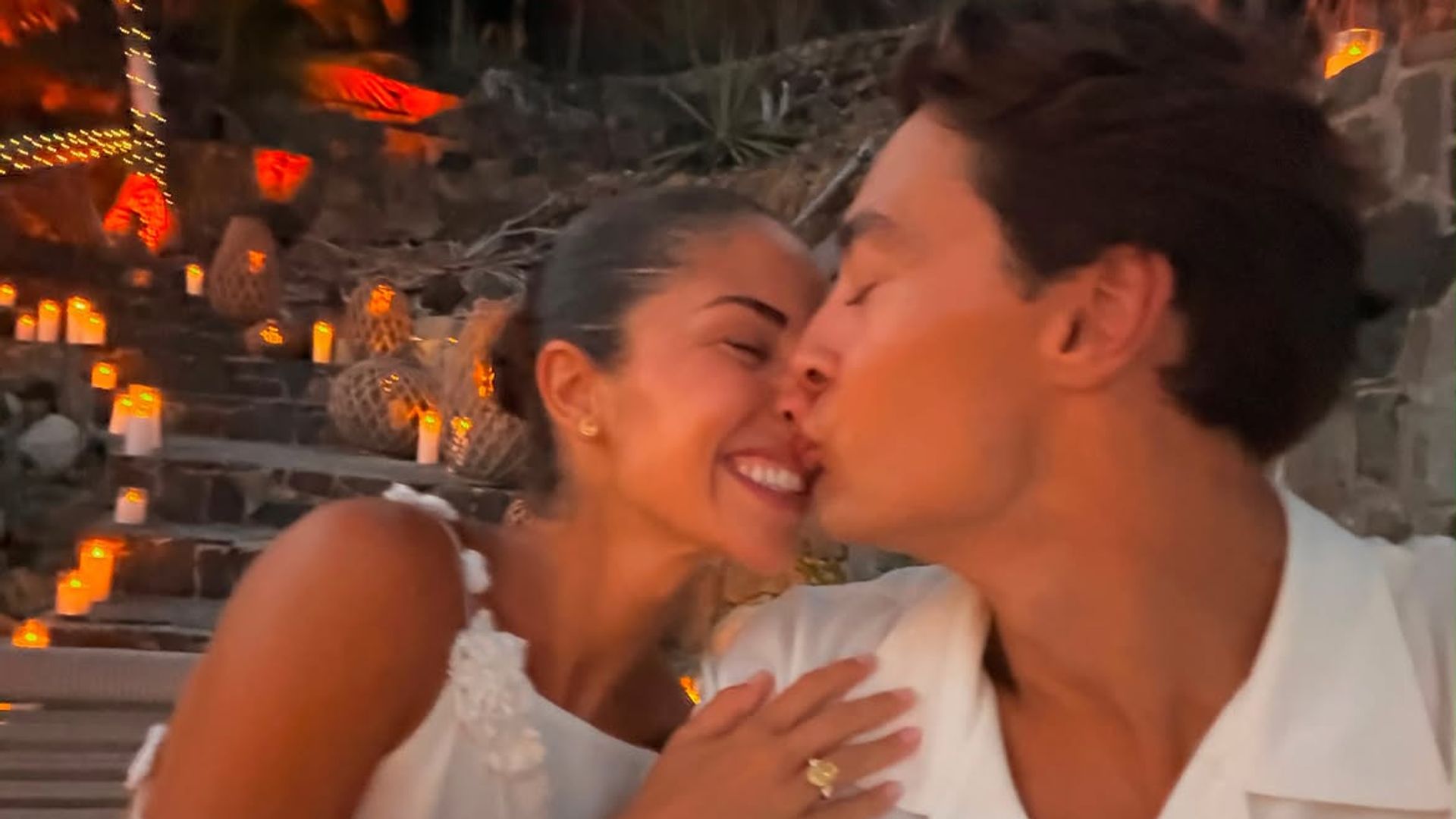 George Russell y Carmen Montero Mundt se casan después de seis años de relación. El piloto de Fórmula 1 y la española han anunciado su compromiso con estas románticas imágenes