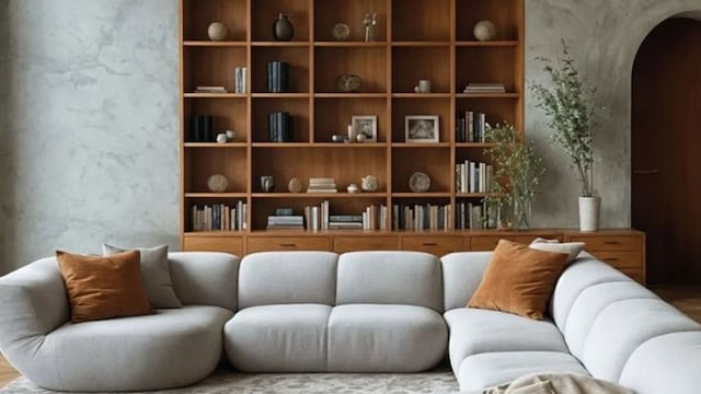 Salón con sofá y estantería