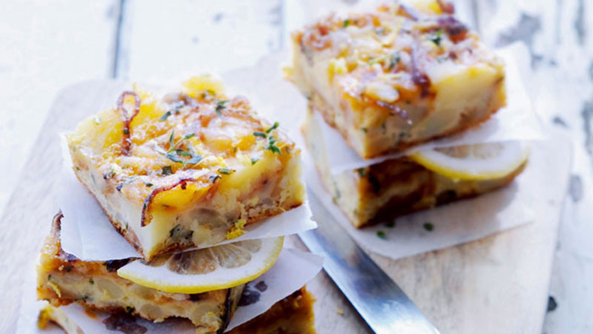 Tortilla de patata y cebolla al aroma de limón