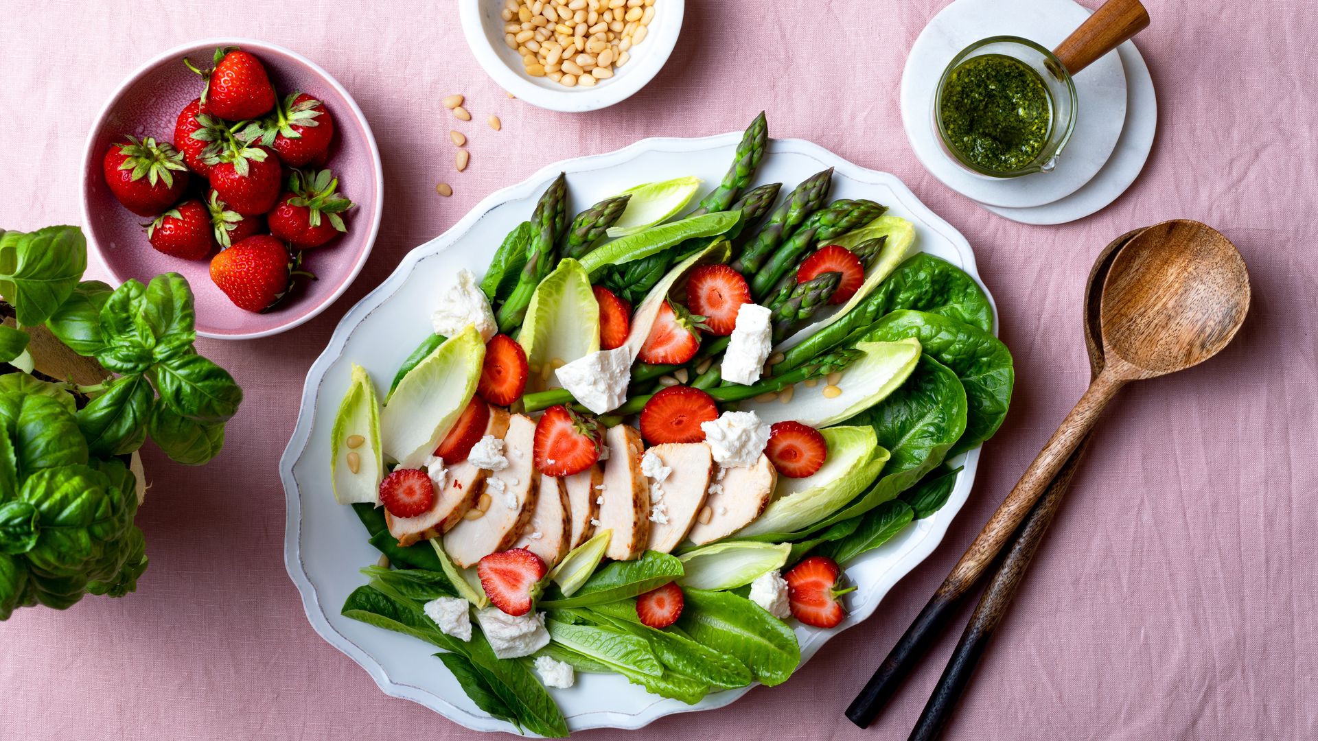 Ensalada de fresas con espárragos, pollo y queso