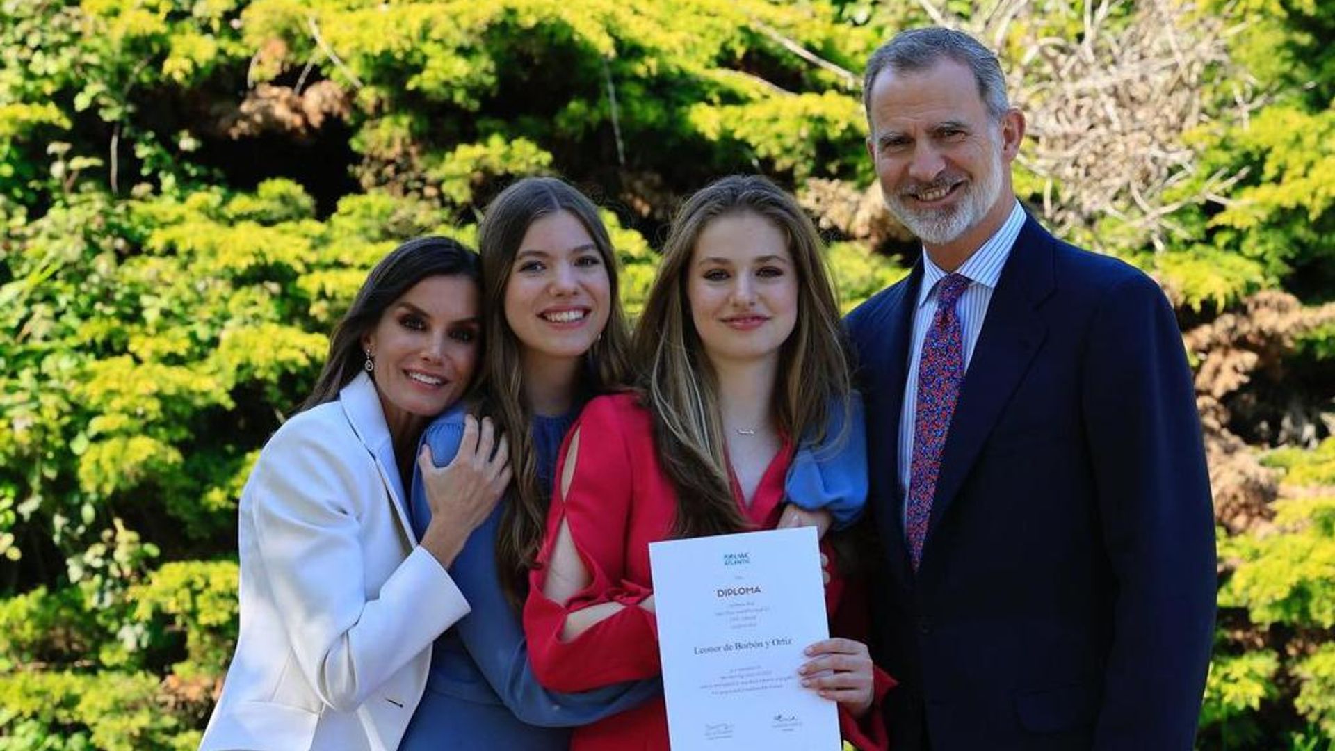 Cobijada por el cariño de sus padres y su hermana, la Princesa Leonor de España se gradúa en Gales