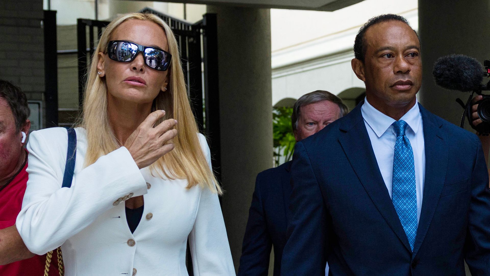Vanessa Trump y Tiger Woods salen del juzgado del condado de Martin Courthouse en Stuart, Florida.