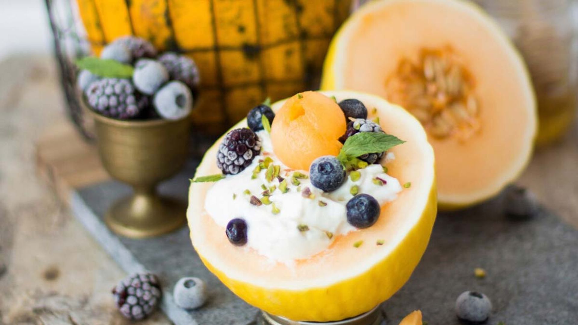 Melón con yogur, moras y arándanos