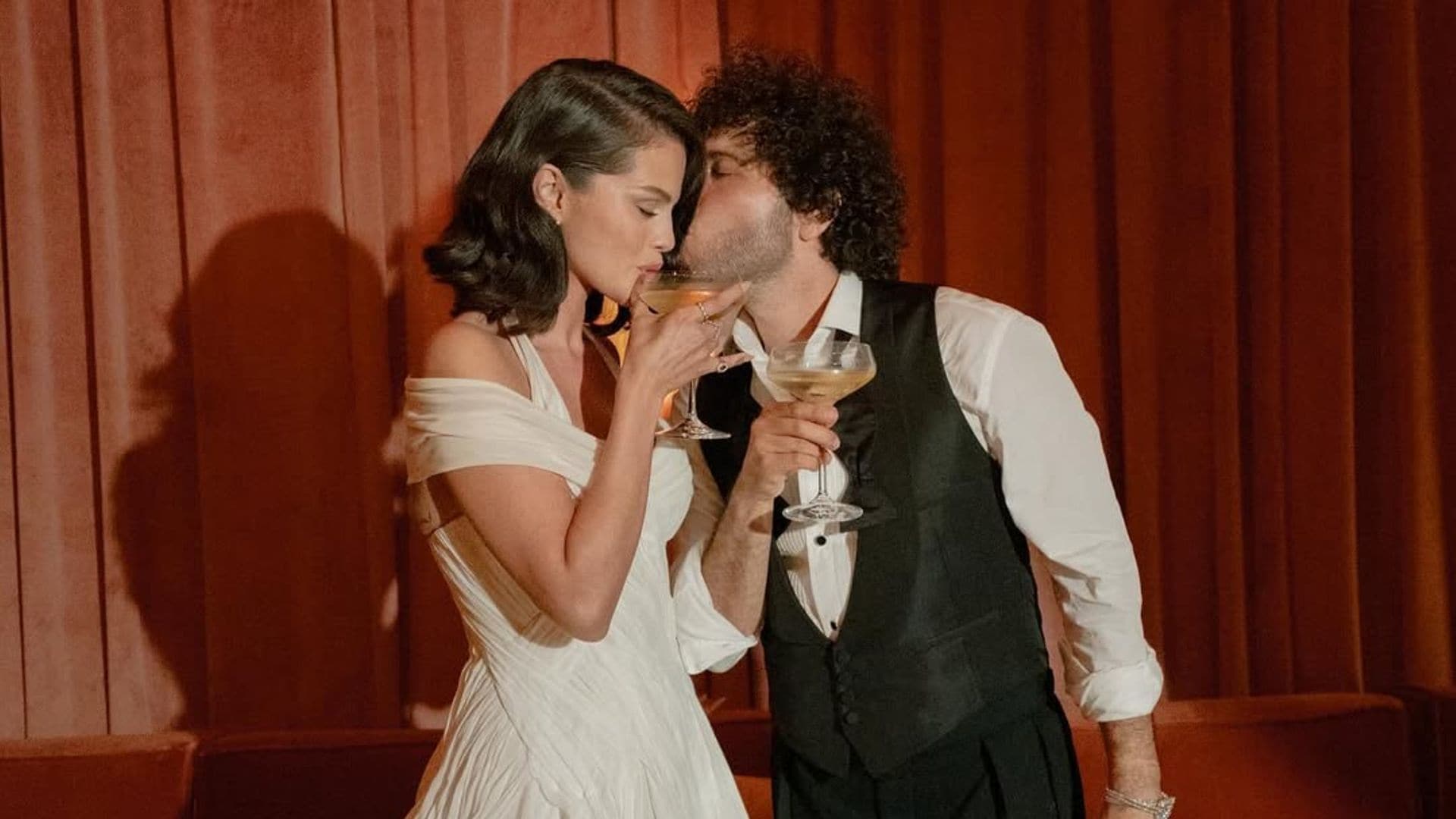 Un tercer vestido de novia, descalza y con un ramo inspirado en el de Tamara Falcó: los detalles no vistos de la boda de Selena Gomez