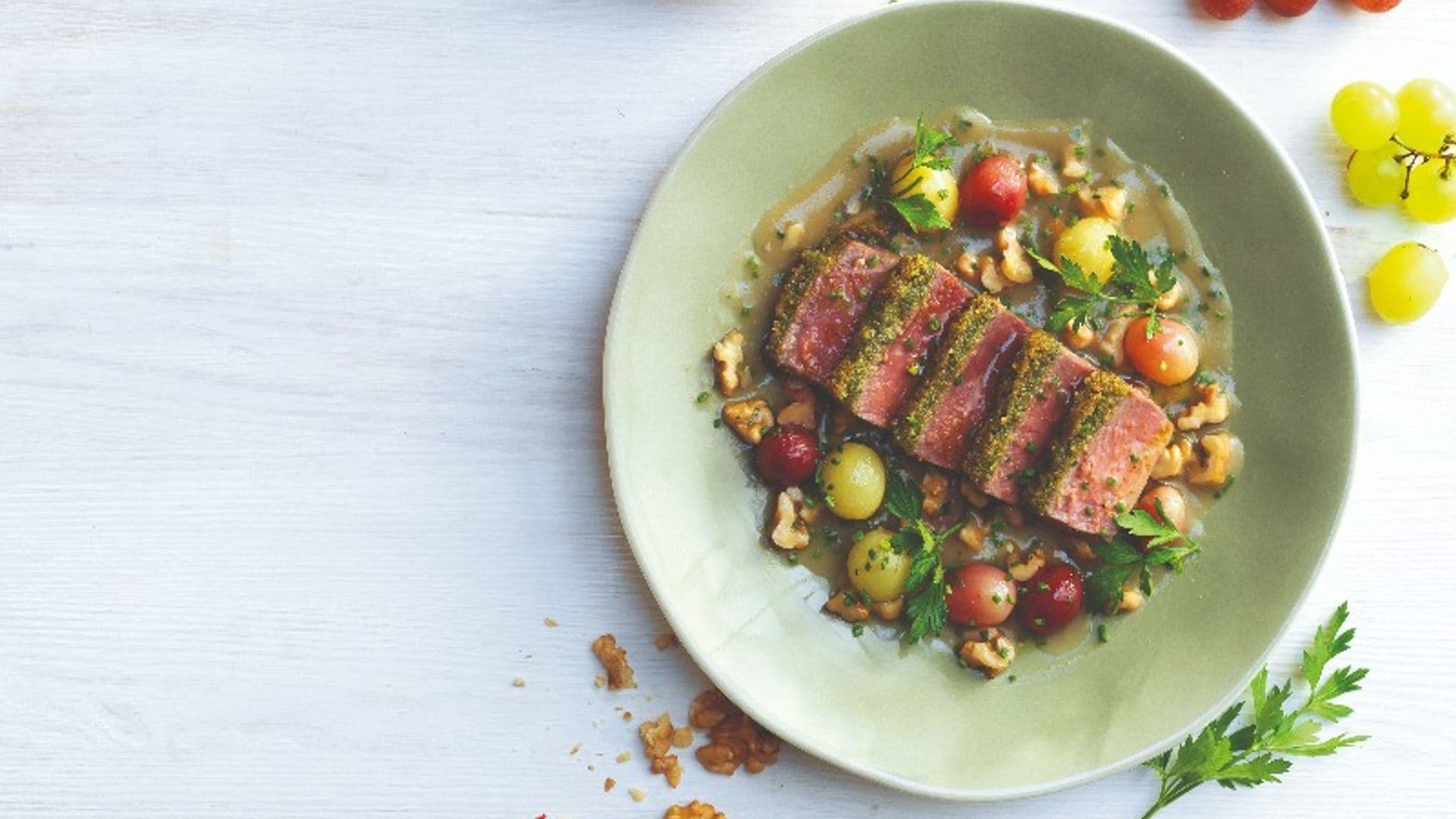 Lomo de atún gratinado con nueces, hierbas aromáticas y salsa de uvas