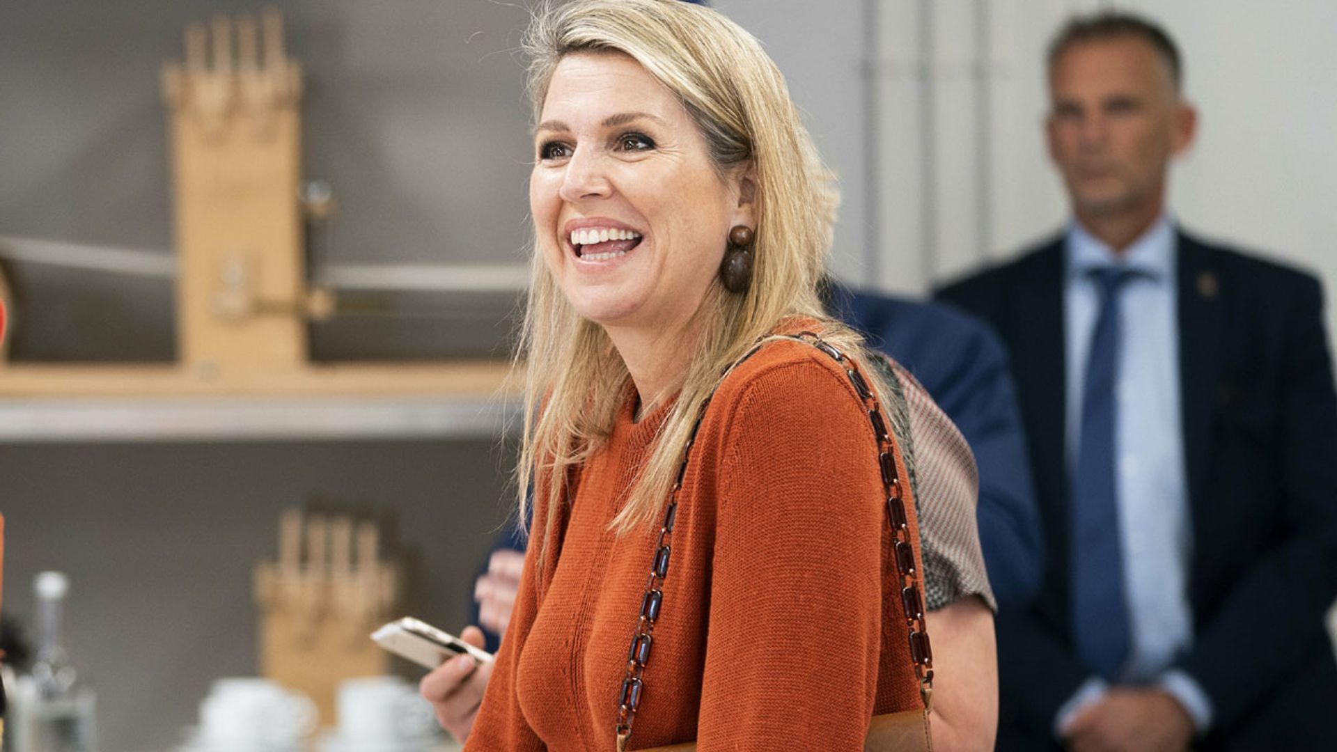 Máxima visita un taller de costura con un look de Zara y pendientes de madera