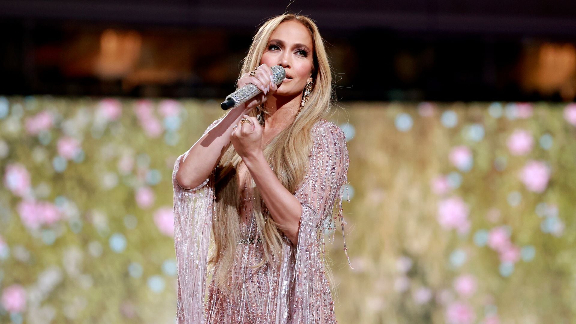 Jennifer Lopez será la gran conductora de los AMAs 2025