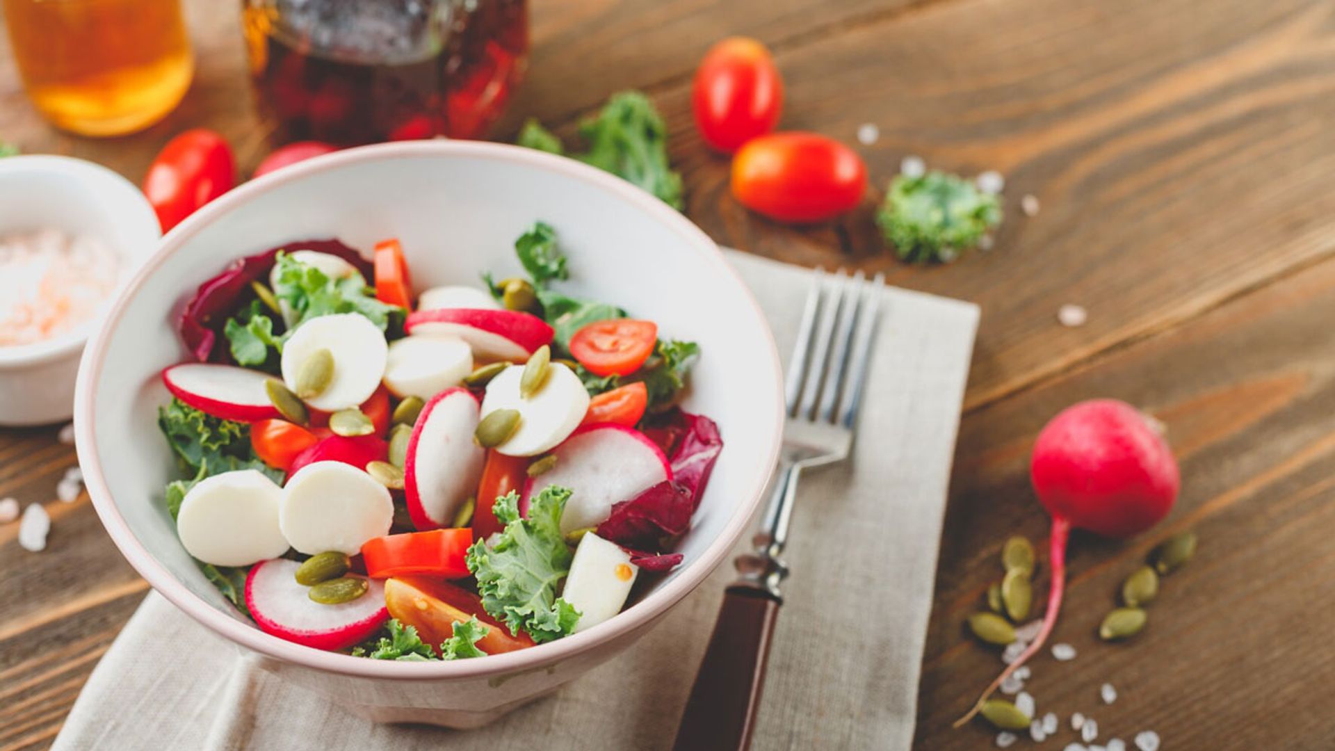 Ensalada de rabanitos con queso y pipas de calabaza