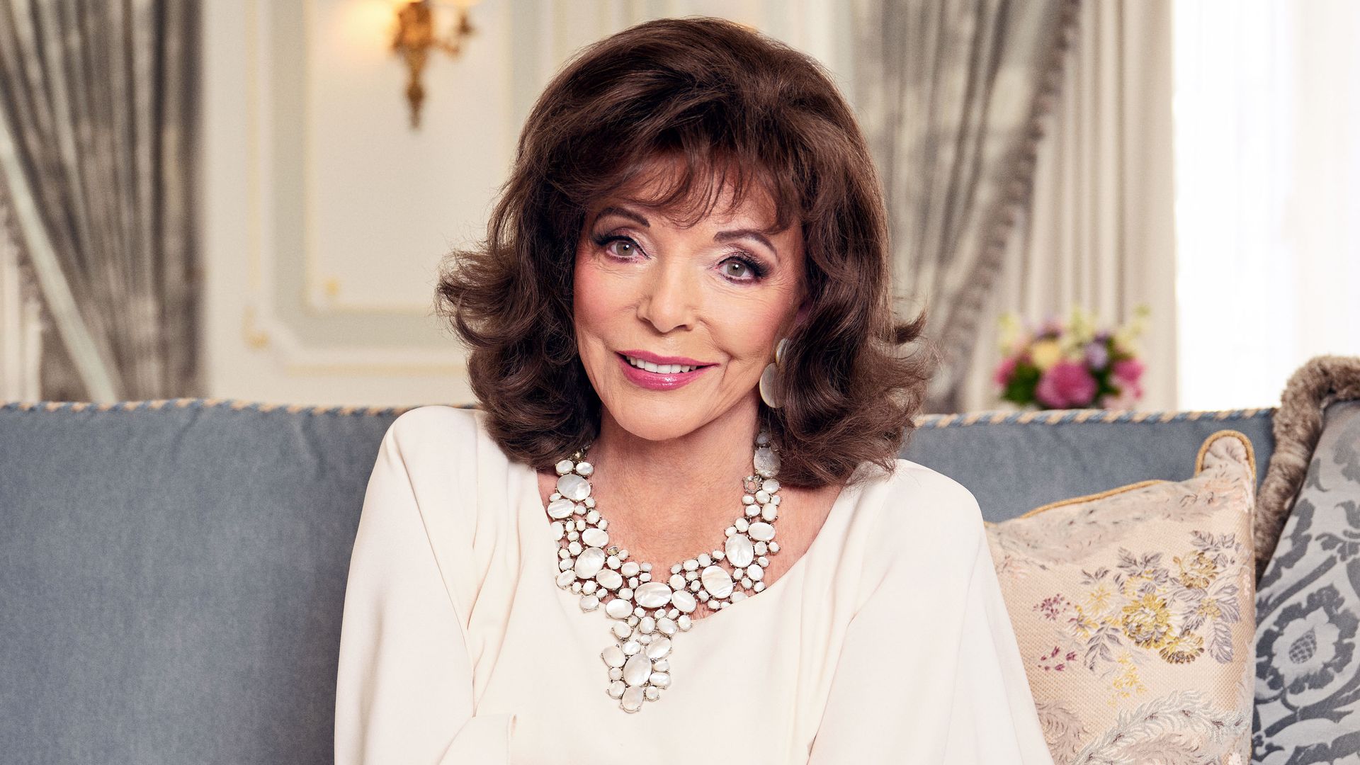 Joan Collins fabulosa a sus casi 93 años, para una entrevista con  ¡HOLA! 