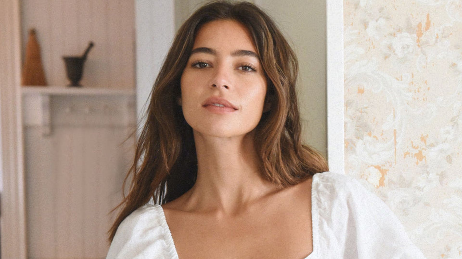 Rocío Crusset con un vestido de lino blanco
