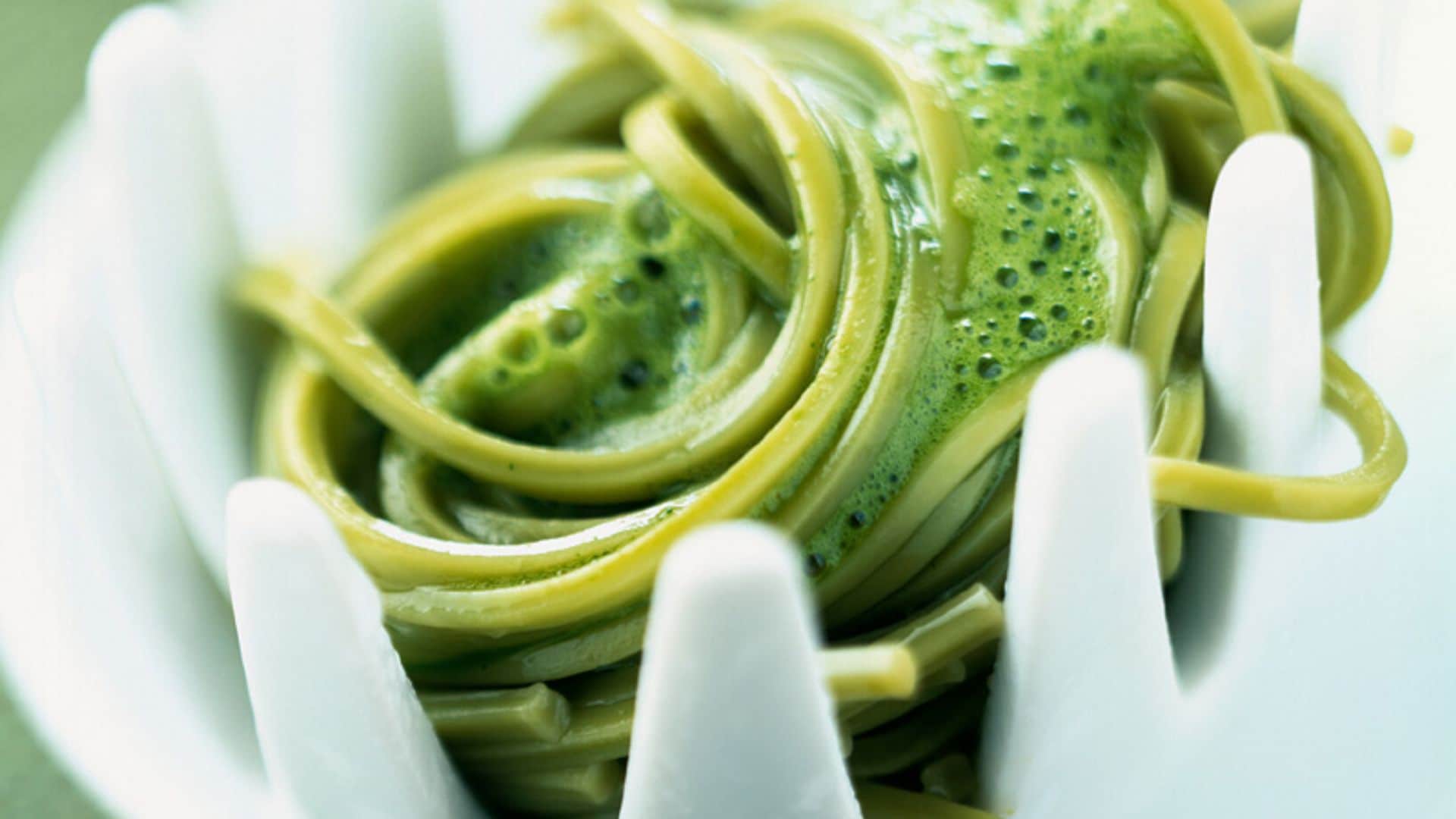 'Noodles' con salsa de té 'matcha' y menta