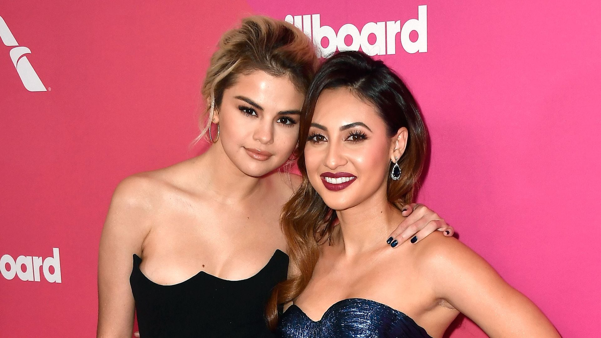 Selena Gomez y Francia Raisa en la gala Billboard Women In Music 2017.