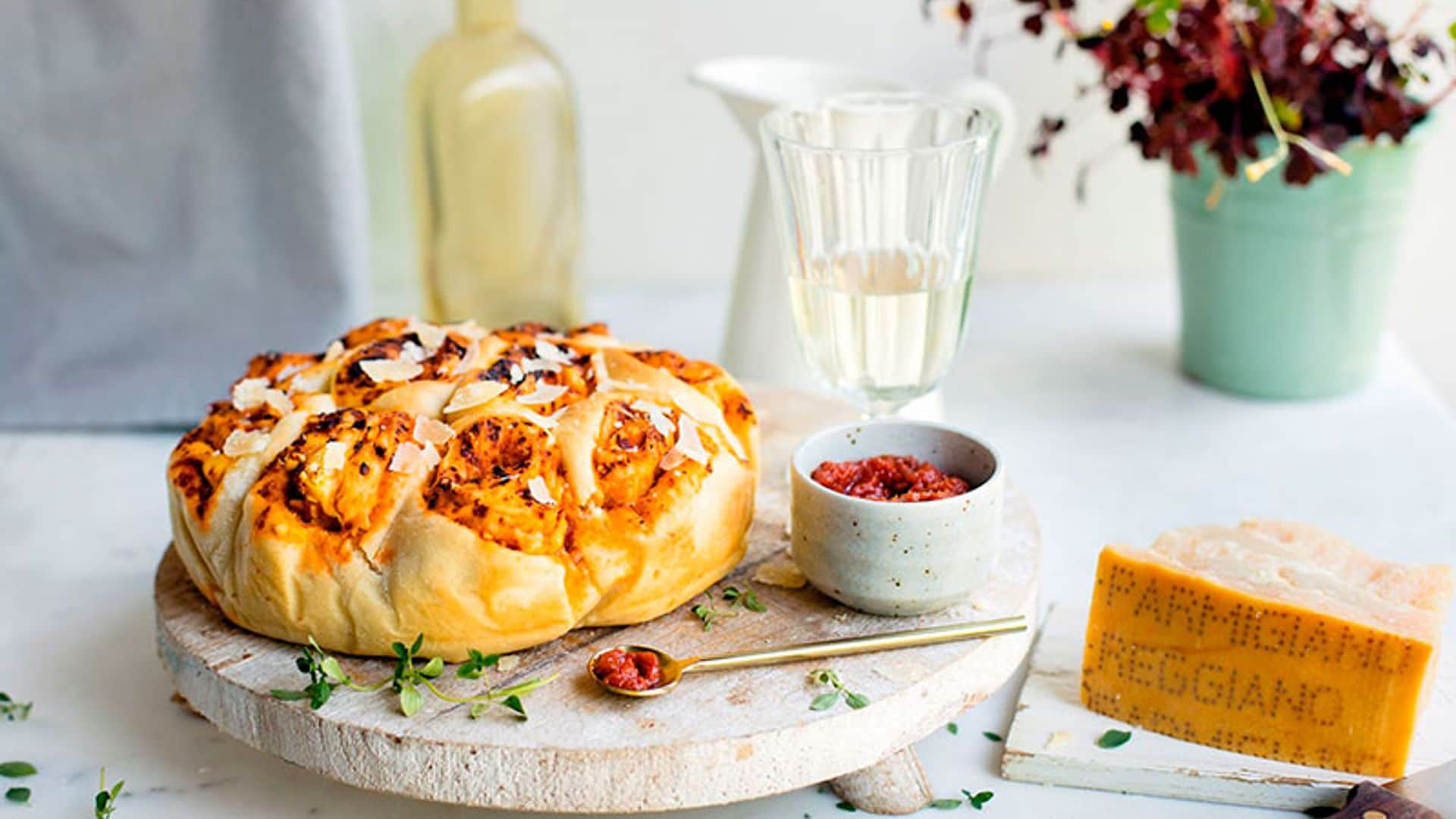 Tarta salada de rosas de Parmigiano Reggiano, paté de tomate seco y almendras