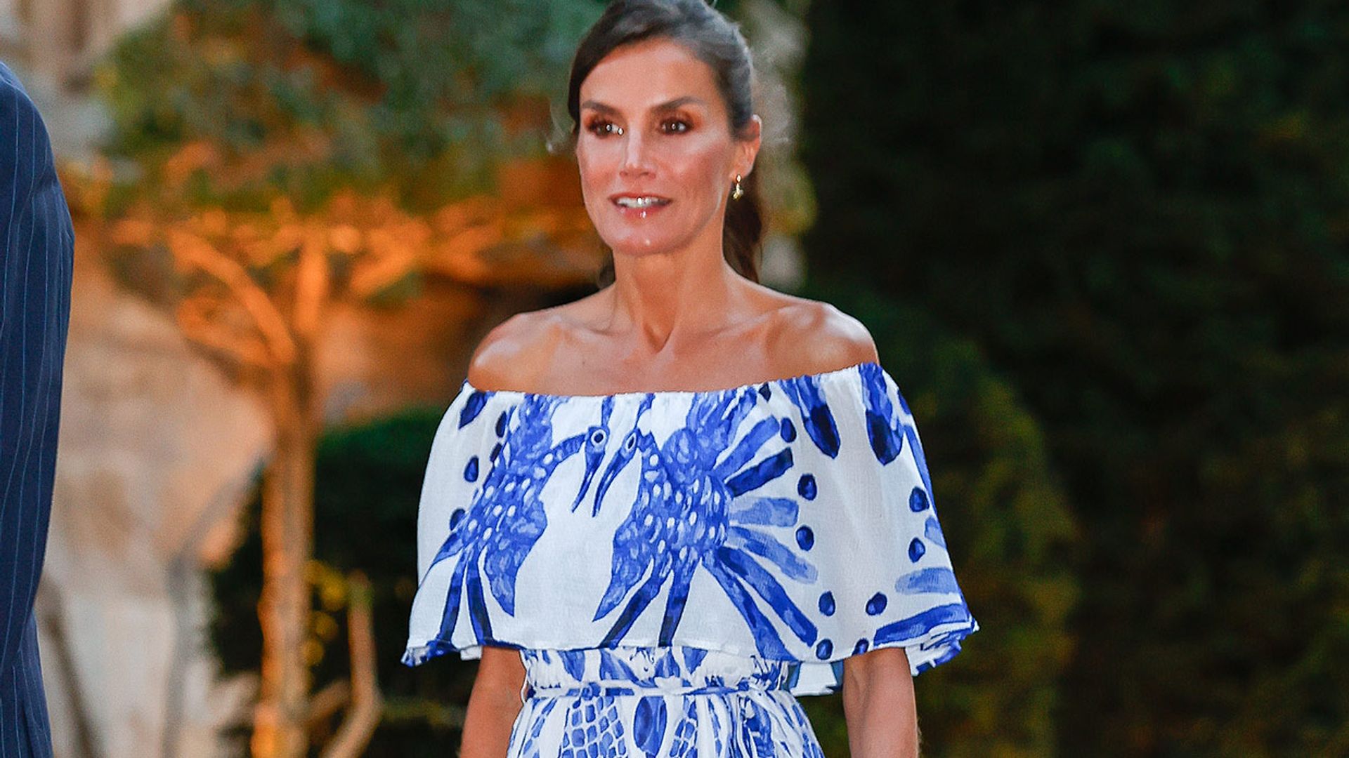 La reina Letizia estrena un precioso vestido estampado de escote 'Bardot' y firma sorpresa