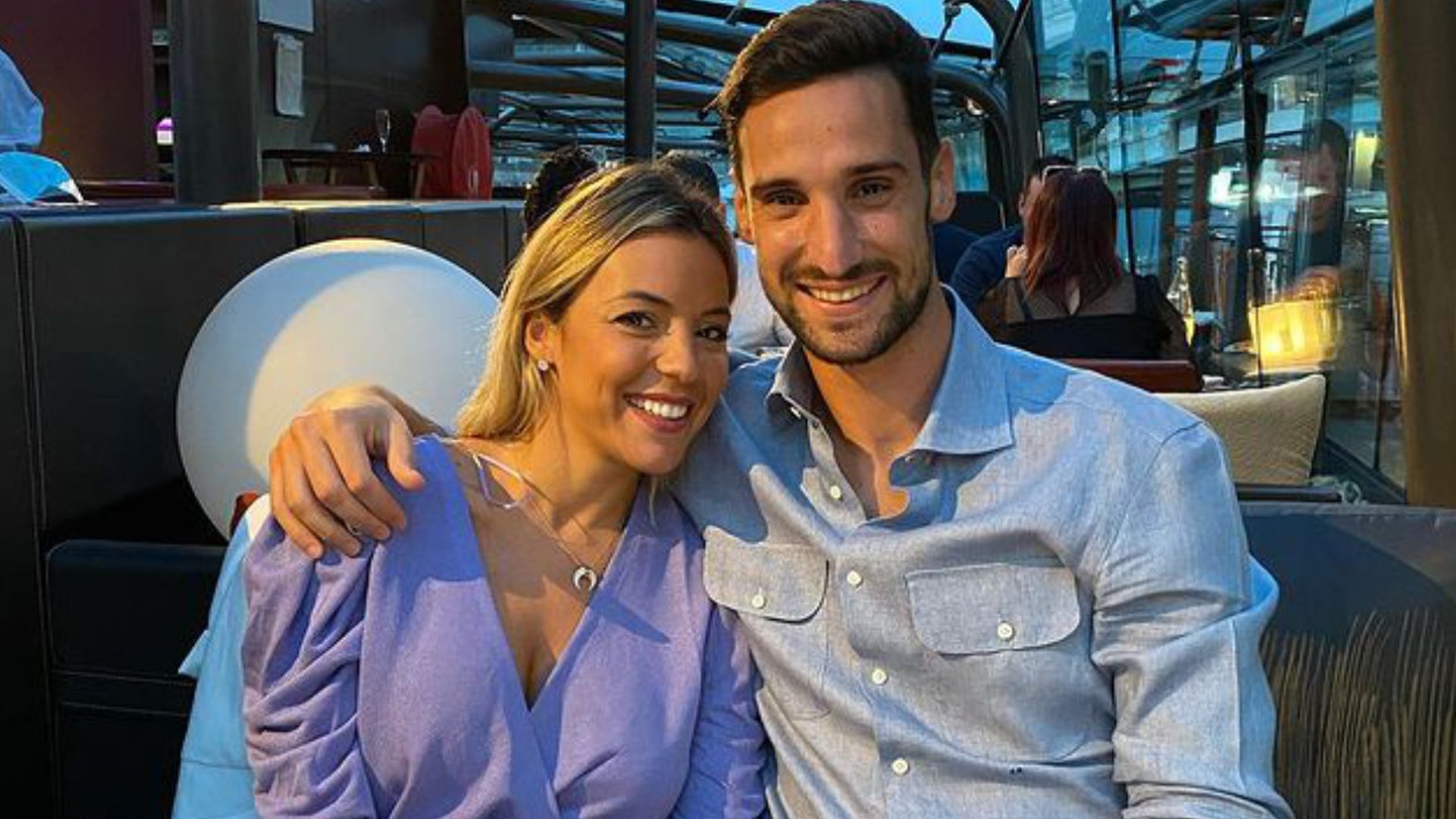 La esposa de Sergio Rico se muestra optimista y prudente con los avances del portero: 'Poco a poco'