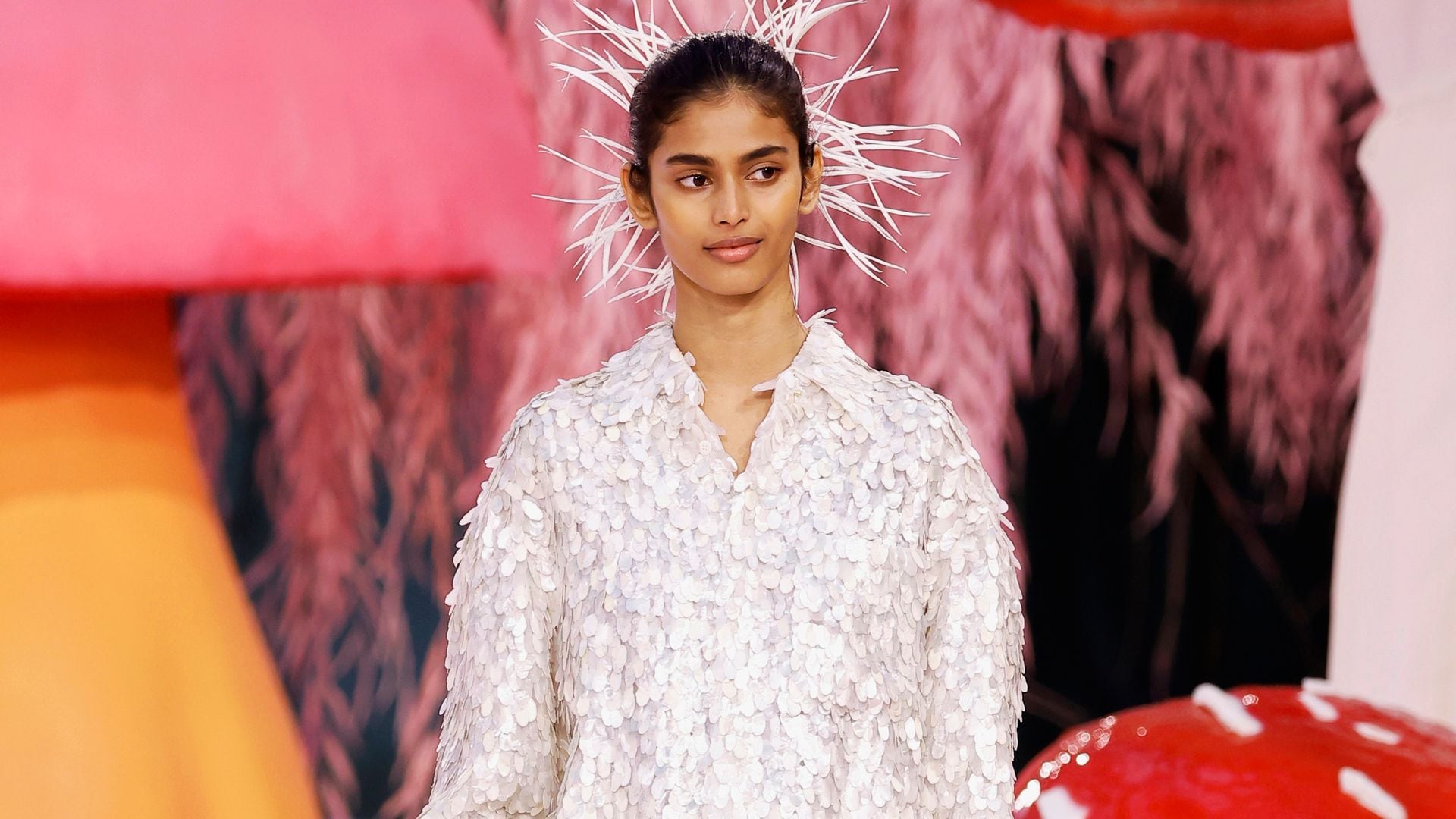 La increíble historia de la modelo de Chanel que cerró su Alta Costura: fue descubierta en el metro y desfiló para pagar una deuda