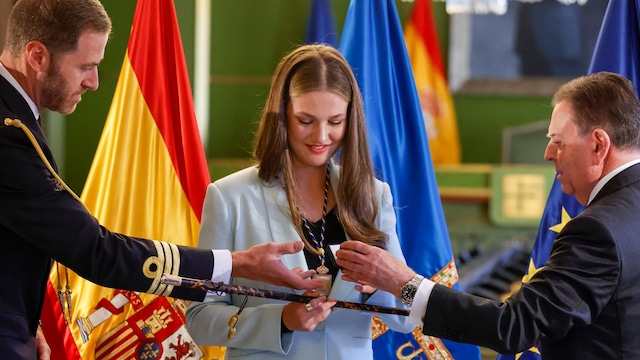 Princesa Leonor siendo nombrada alcaldesa honoraria de Oviedo por Alfredo Canteli