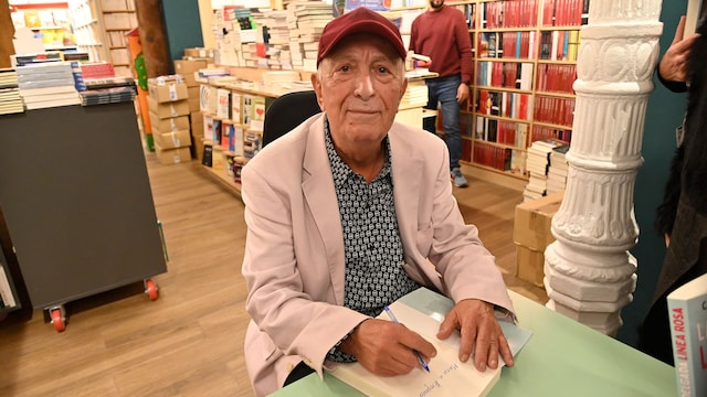 El fallecido periodista Carlos Ferrando firmando sus memorias en noviembre de 2022