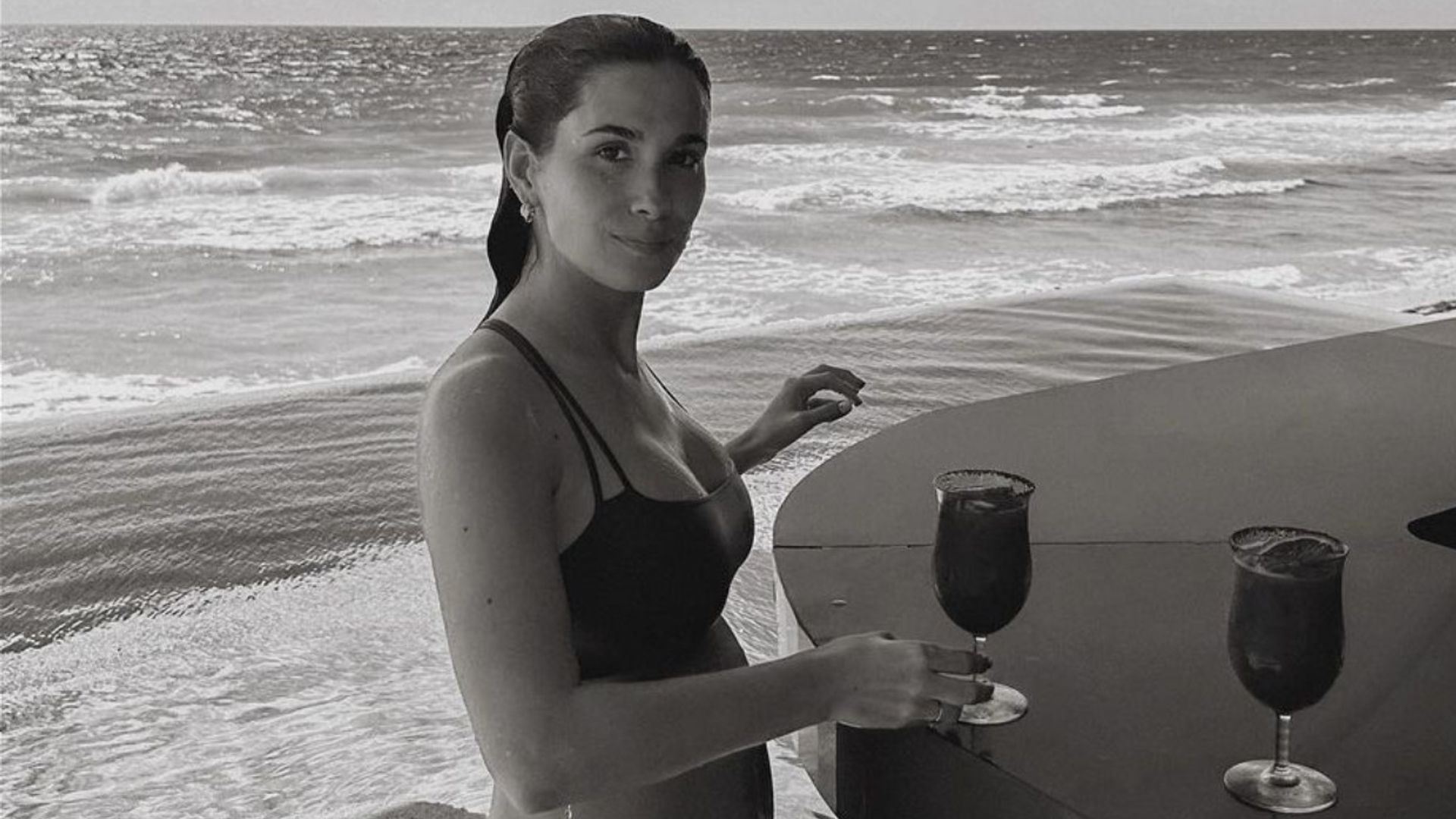 María Pombo presume de embarazo en bikini desde las playas de Cancún