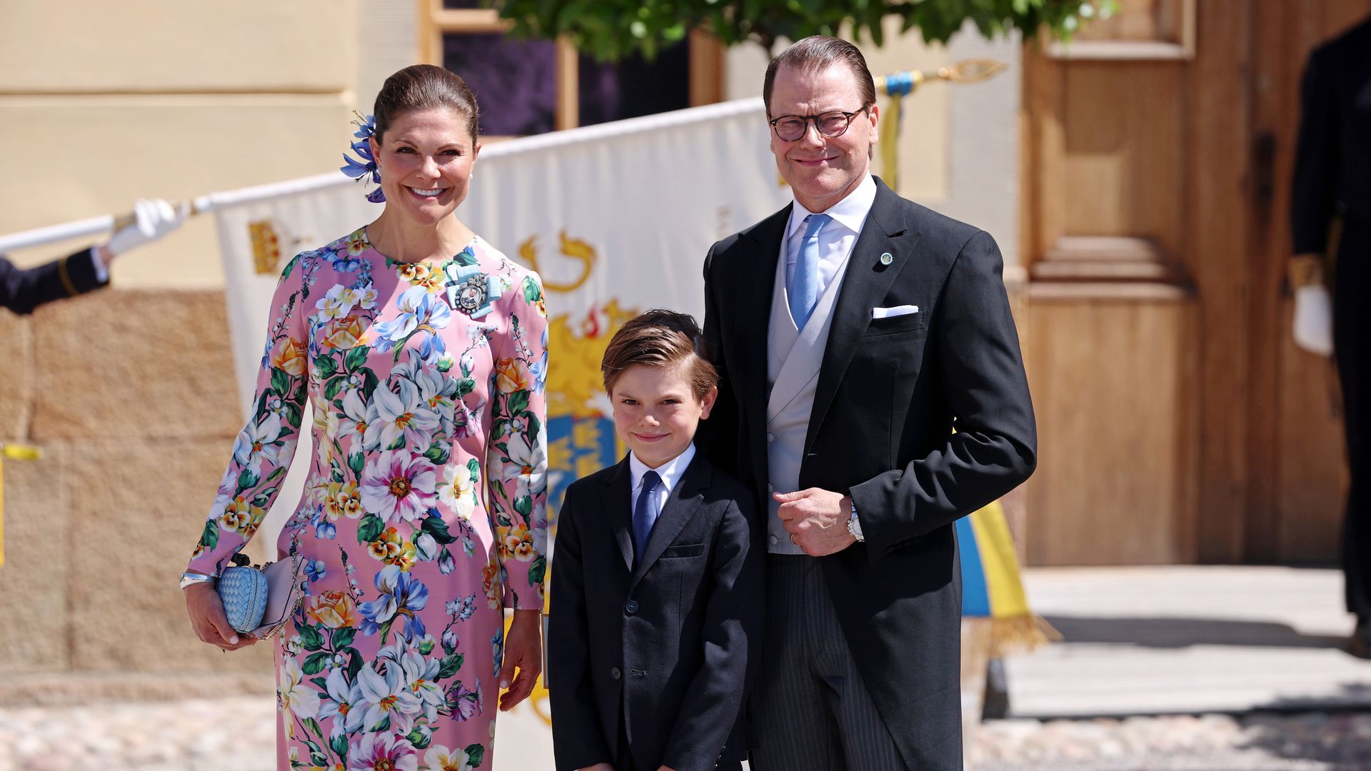 Victoria y Daniel de Suecia con el príncipe Oscar en el bautizo de Ines de Suecia
