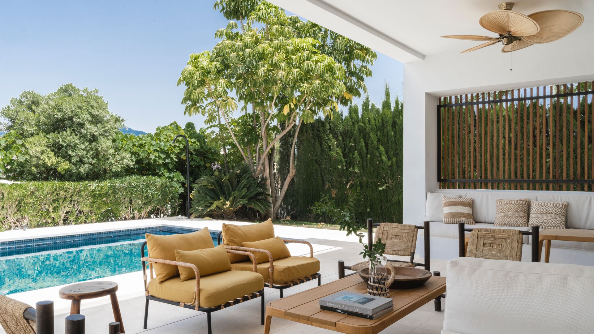 Porche de una casa marbellí de estilo mediterráneo
