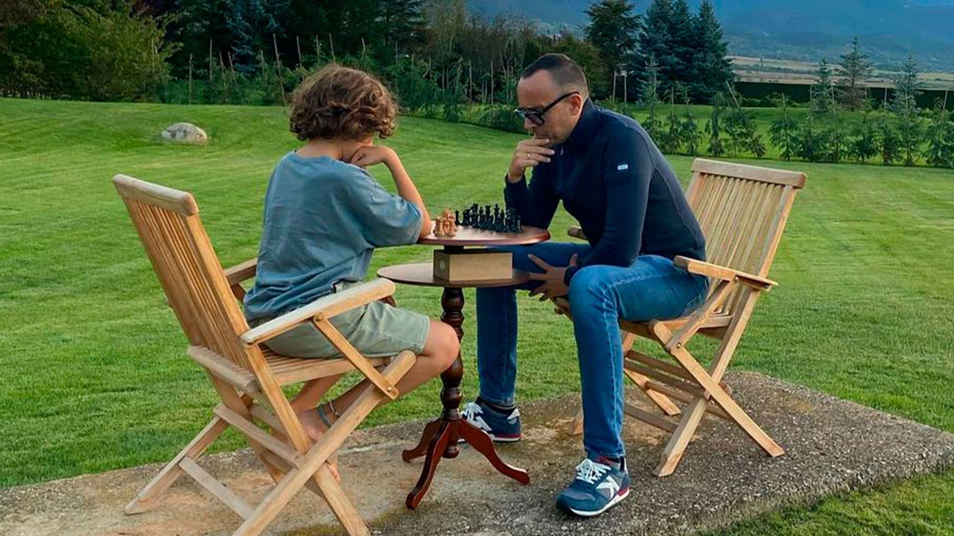 El ‘momento favorito’ de Risto Mejide: su hijo mayor toca el piano mientras se come a besos a su hermanita Roma