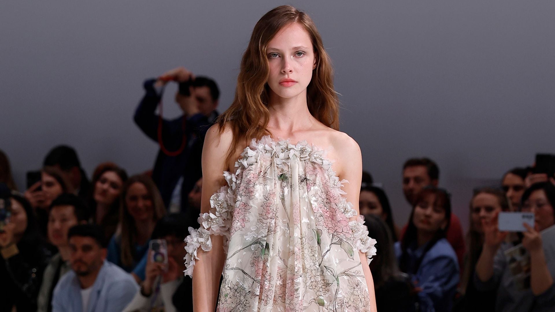 Así son los románticos vestidos de novia de Ines Di Santo, con flores y notas de color