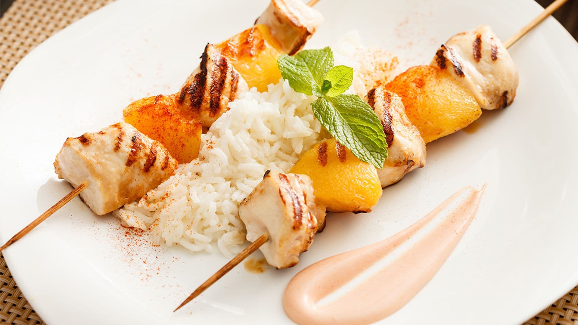 Brochetas de pescado y melocotón con arroz y salsa picante