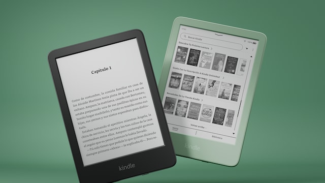 Dos Kindle de Amazon delante de un fondo