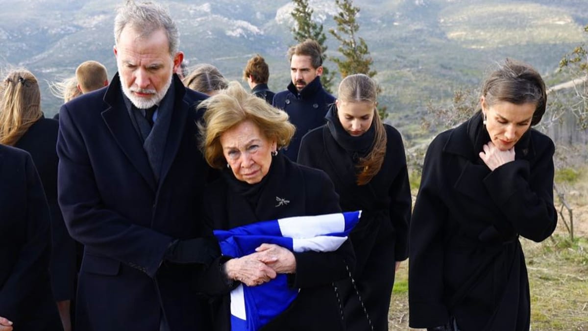 En imágenes: así ha sido el entierro en Tatoi de Irene de Grecia, con la reina Sofía recibiendo el calor de su familia