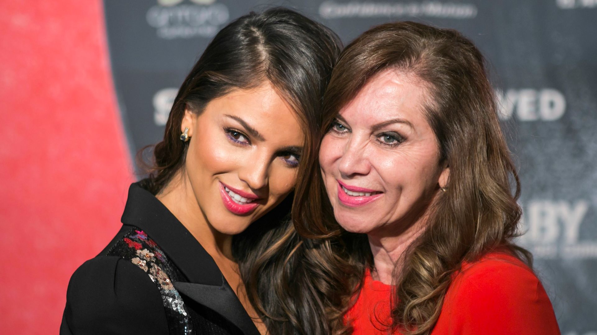 Eiza González junto a su mamá Glenda Reyna en la premier de 'Baby Driver' en la Ciudad de México