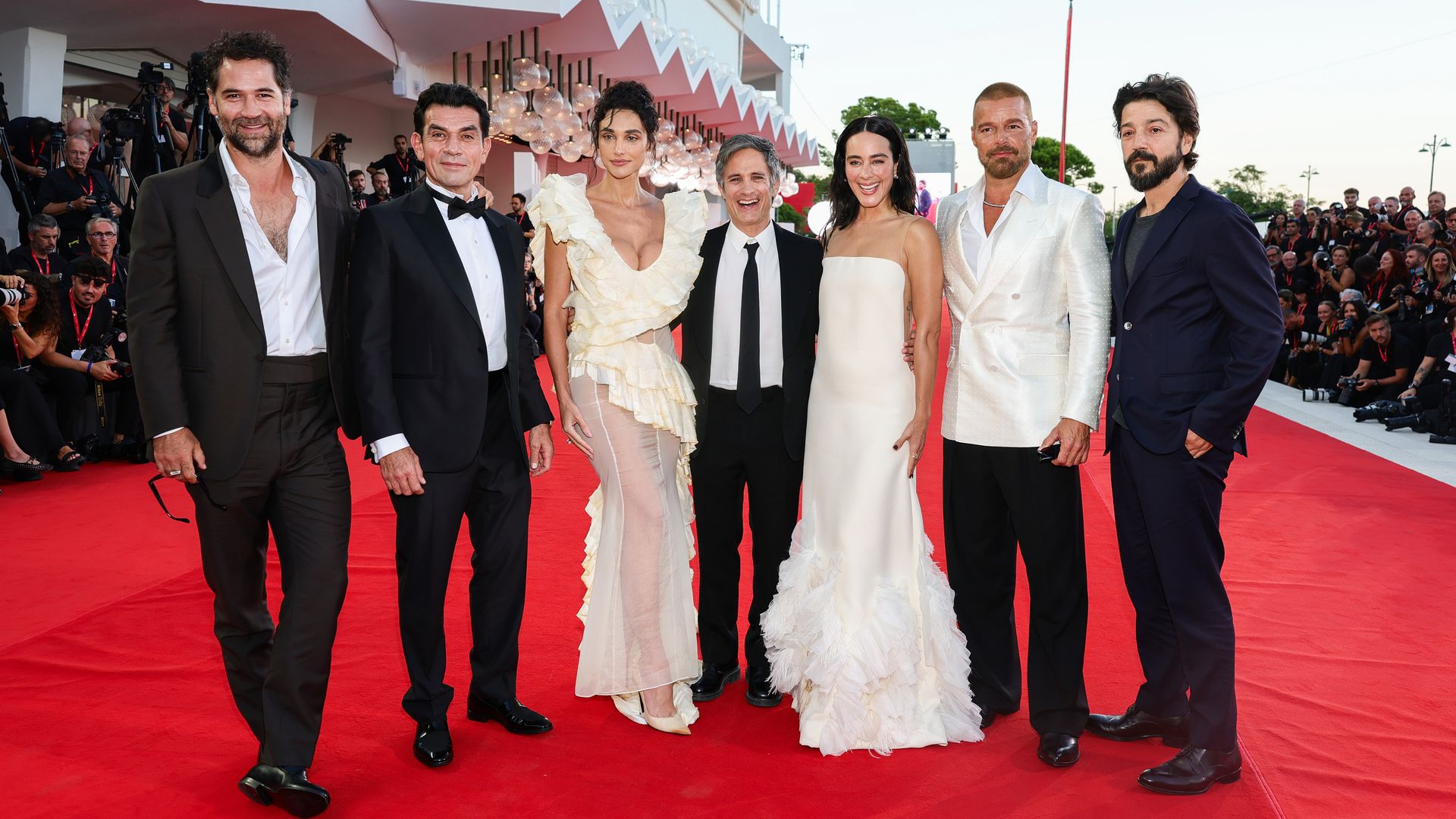 Manuel García-Rulfo, Jorge Salinas, Débora Nascimento, Gael García Bernal, Esmeralda Pimentel, Ricky Martin y Diego Luna en la proyección de 'Hombre Al Agua' en la 83a. edición del Festival Internacional de Cine de Venecia.