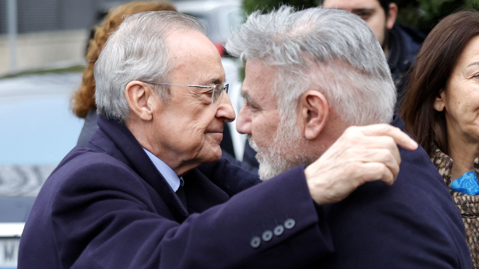Florentino Pérez abraza a Joaquín Torres en el tanatorio de Pozuelo de Alarcón (Madrid)