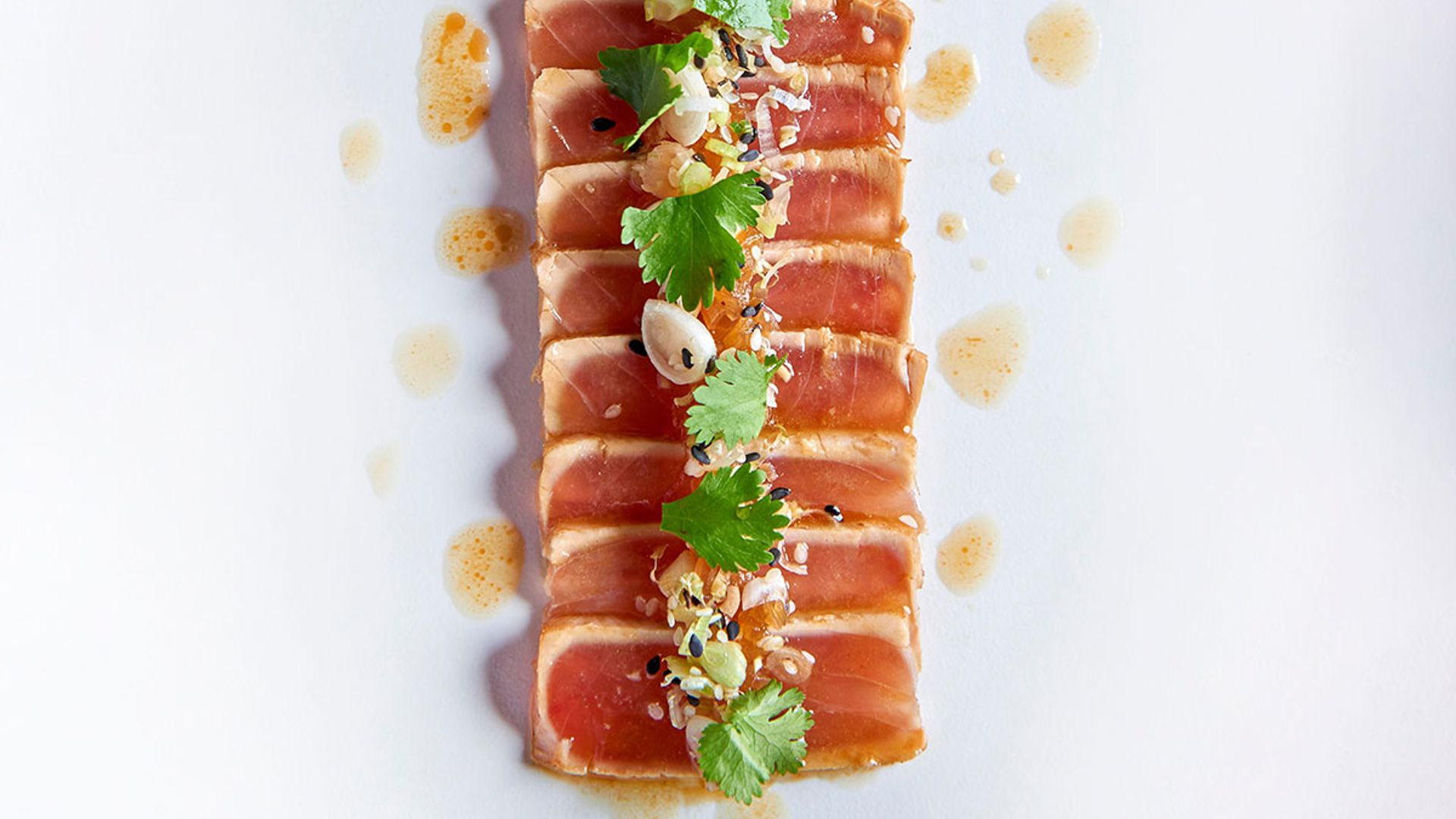Tataki de atún con escabeche suave, tamari y cilantro