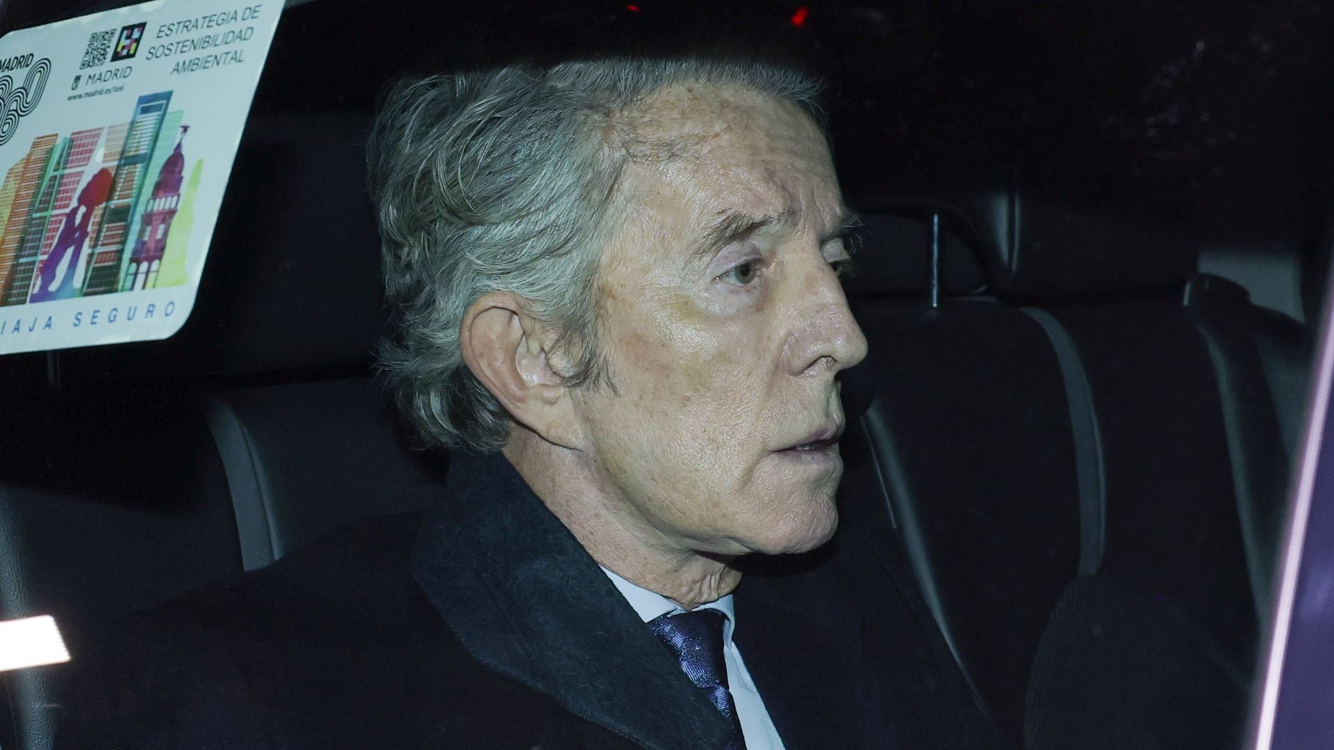 Alfonso Díez accediendo en taxi al Palacio de Liria