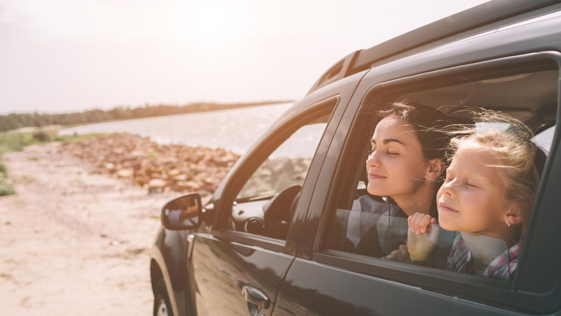 ‘¡Mamá, me mareo!’ Cómo prevenir que tu hijo se maree cuando viajáis en coche