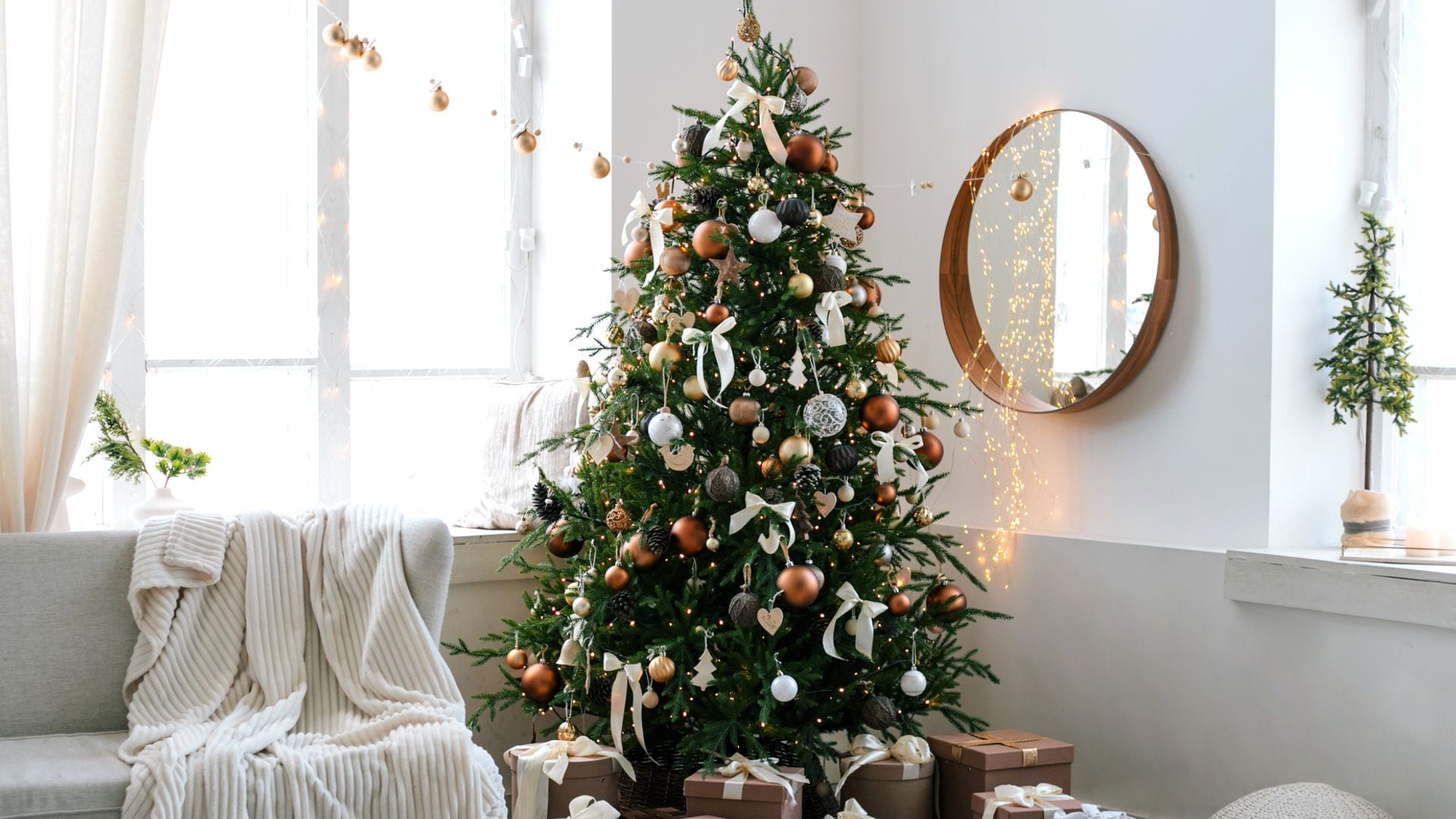 Salón decorado con árbol de Navidad y cajas de regalos